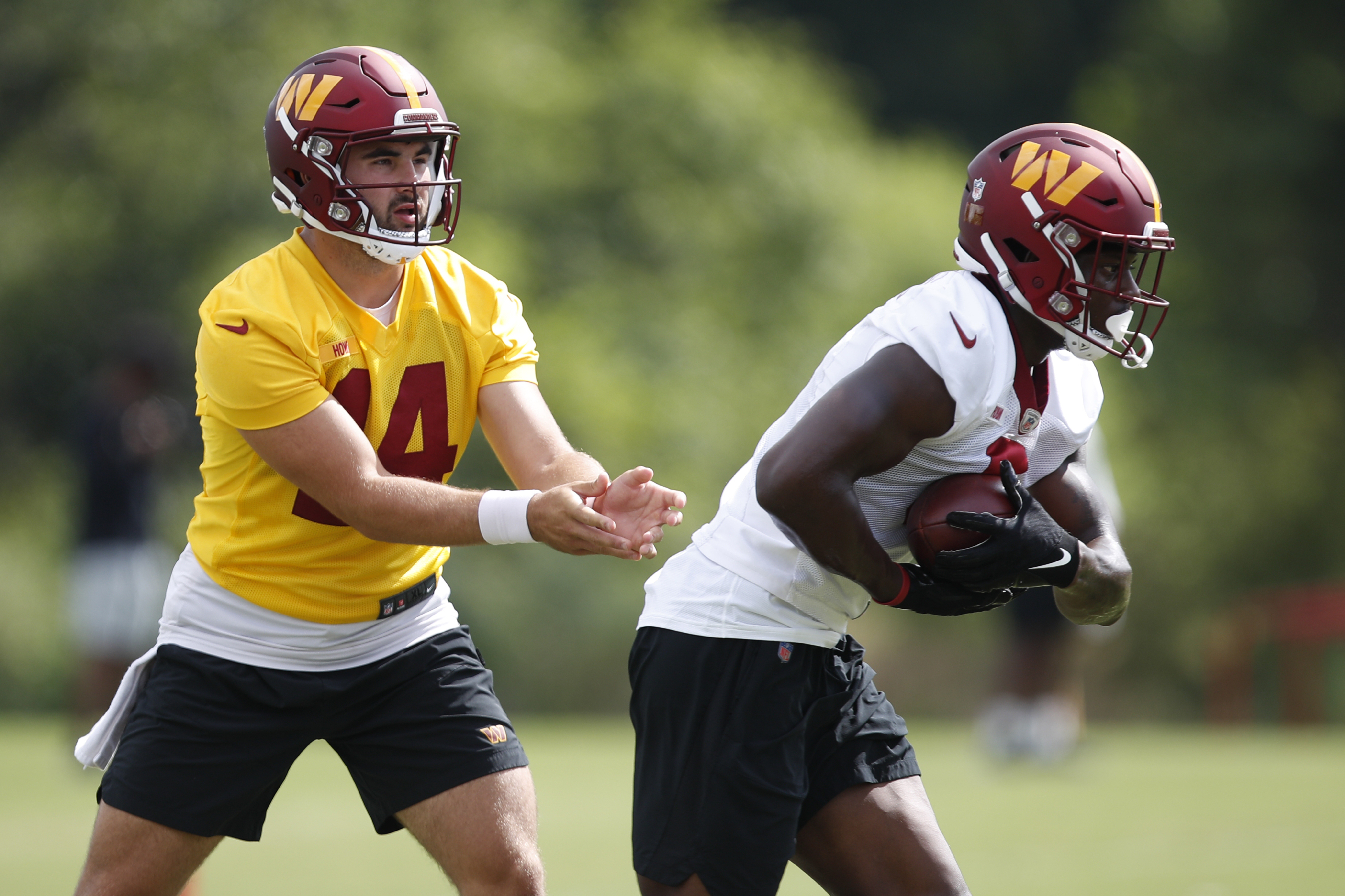 Washington Commanders running back Brian Robinson Jr. (8) runs