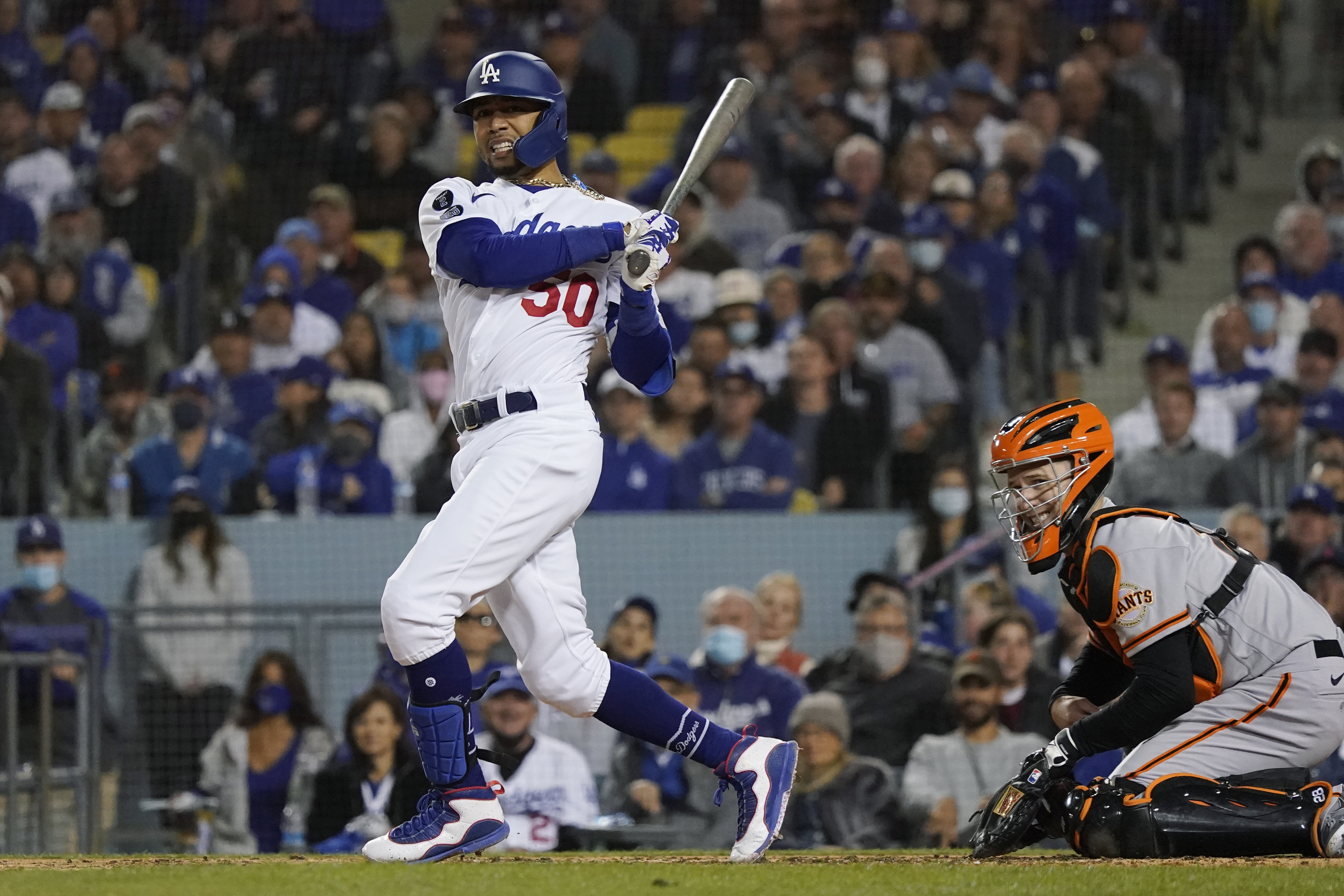 Blowin' in the wind: Giants edge Dodgers 1-0 on Longoria HR