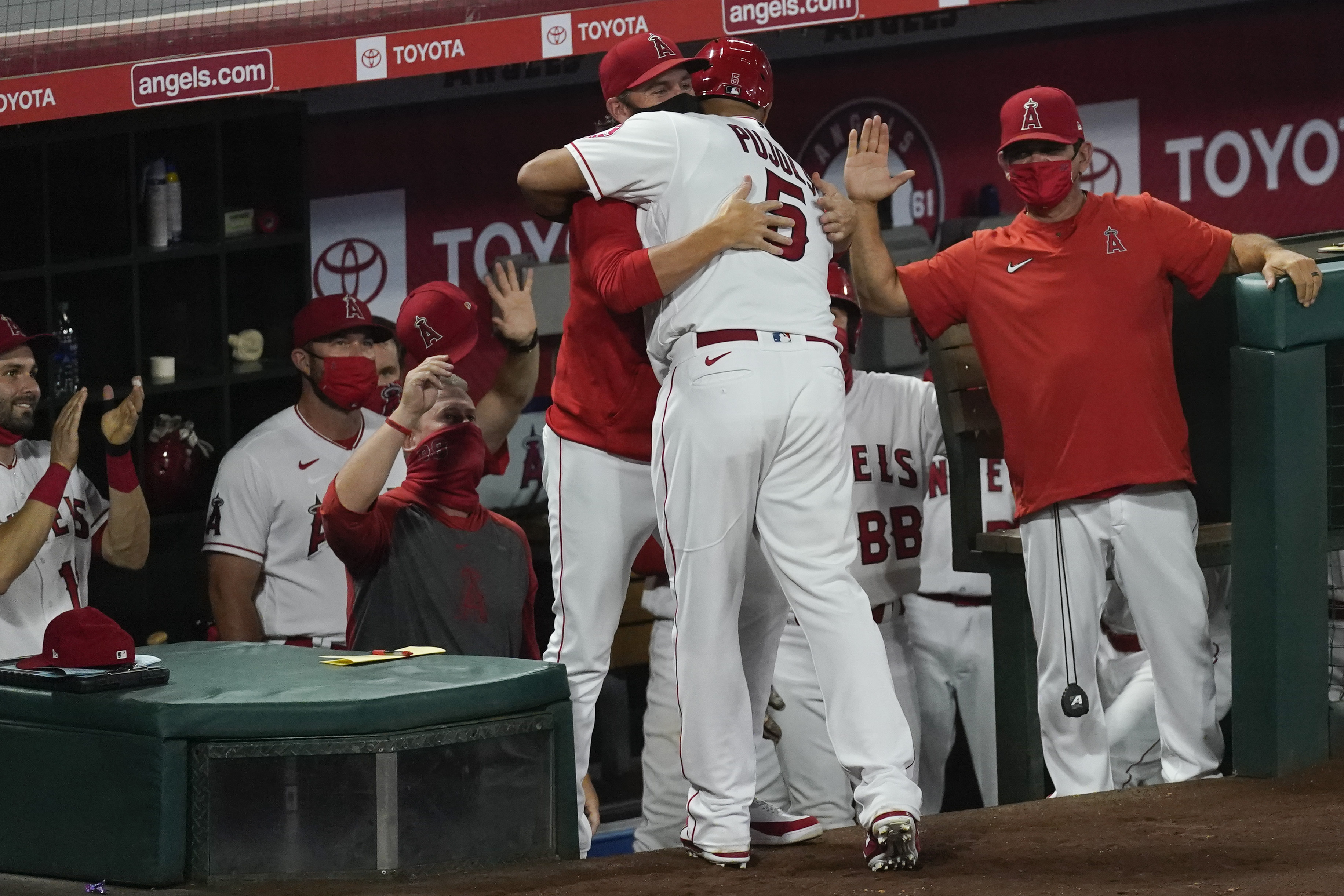 Albert Pujols hits 661 career home run to pass Willie Mays for 5th
