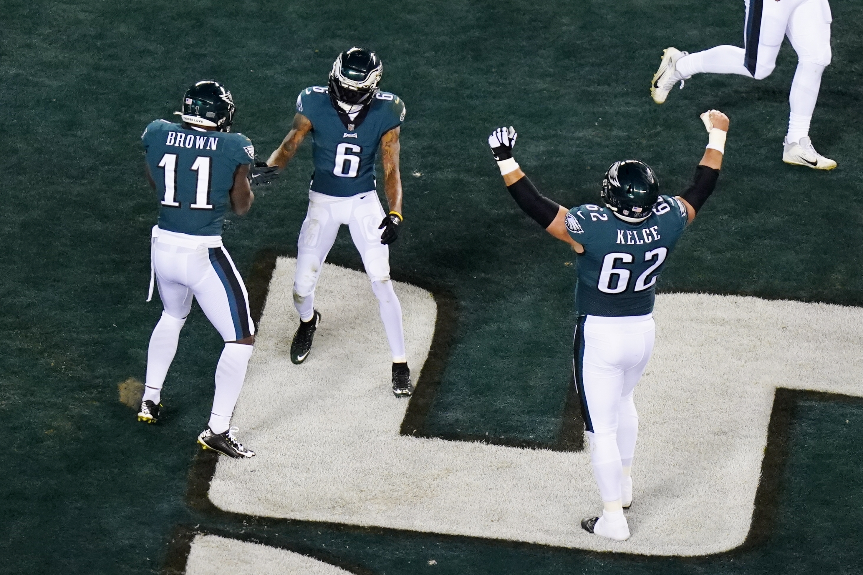 Look: Eagles' Jason Kelce wearing Batman mask on sidelines