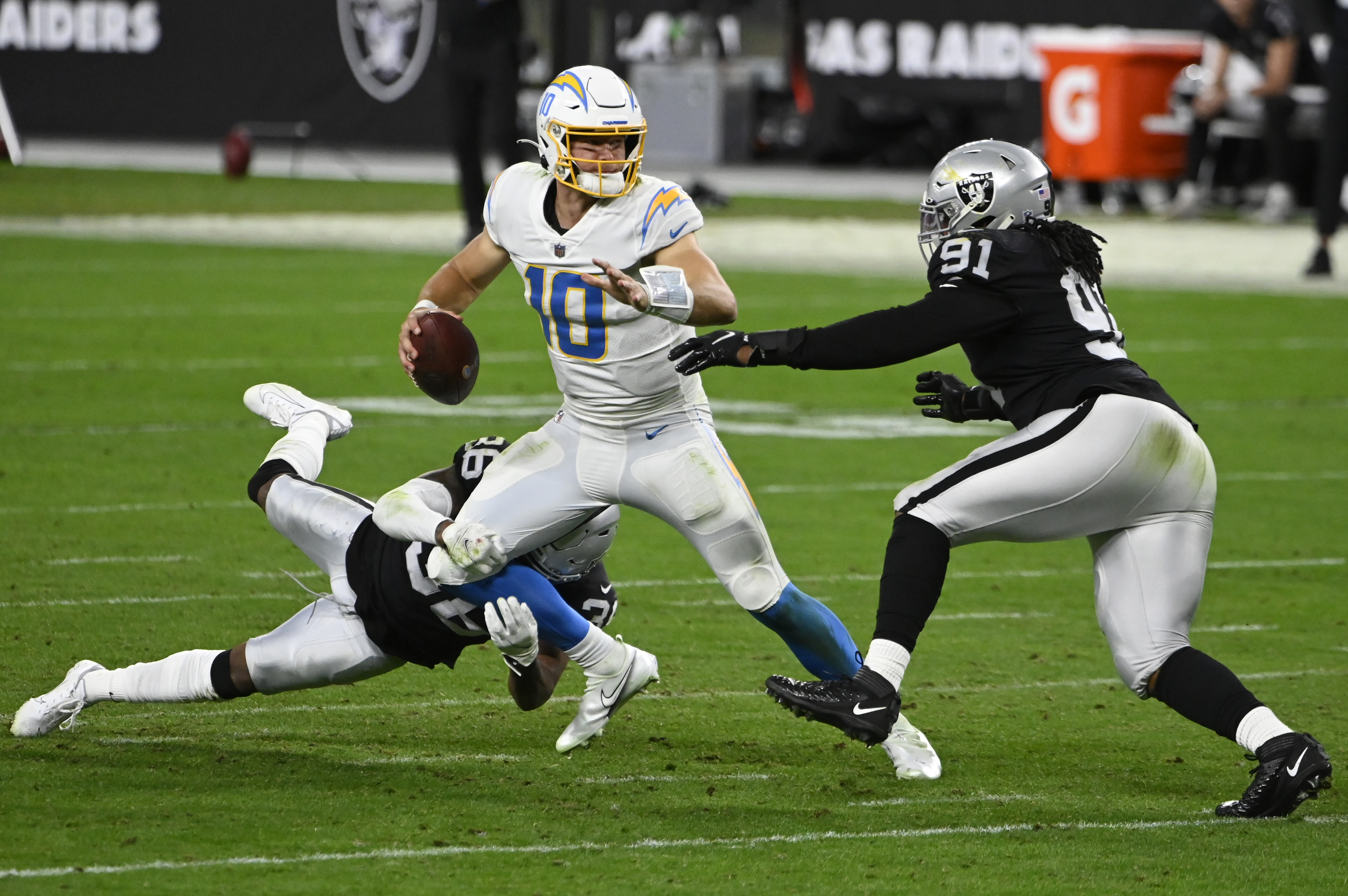 Raiders lose QB Derek Carr, fall in overtime to Chargers