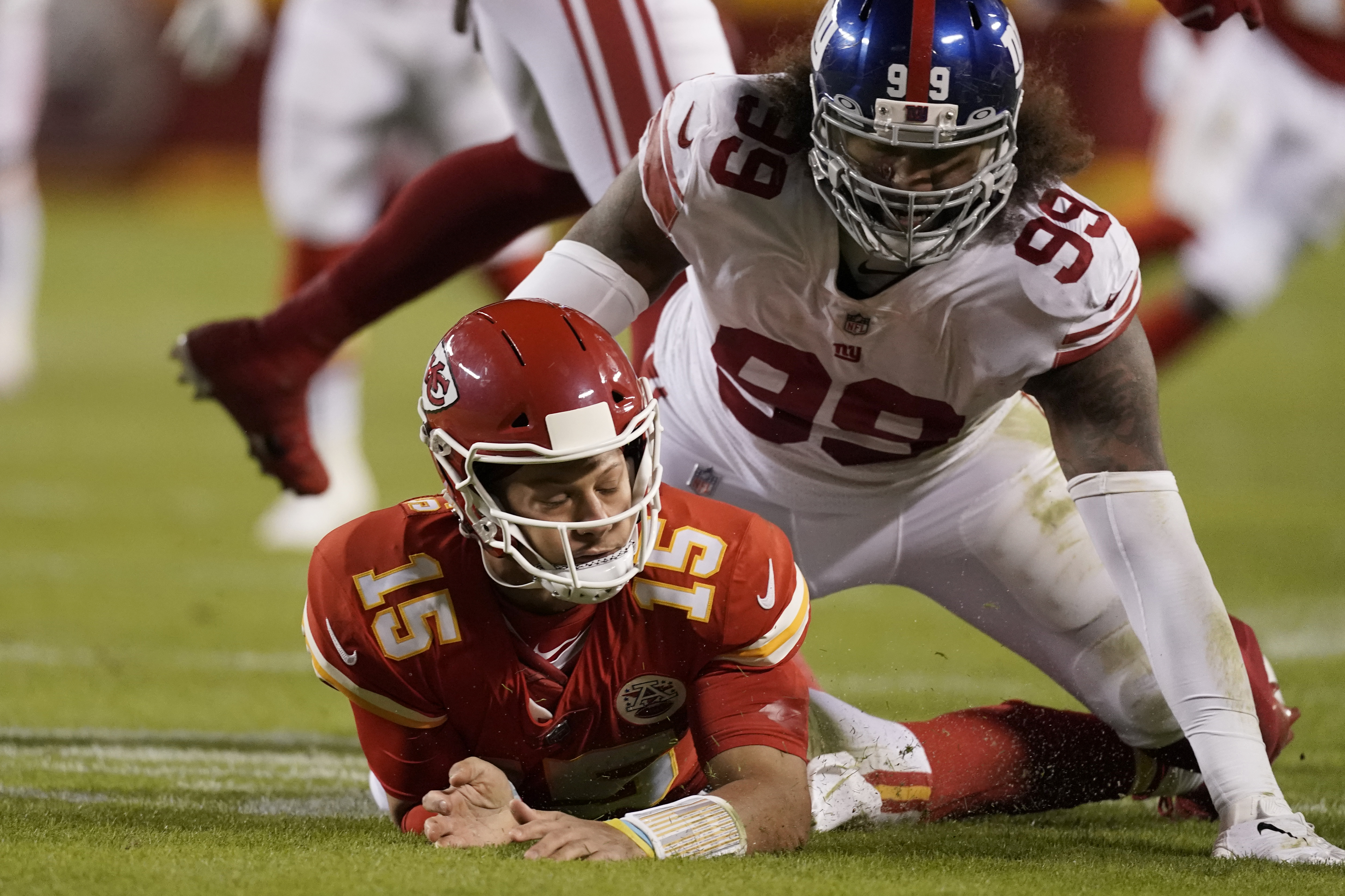 New York Giants defensive end Leonard Williams (99) is approached