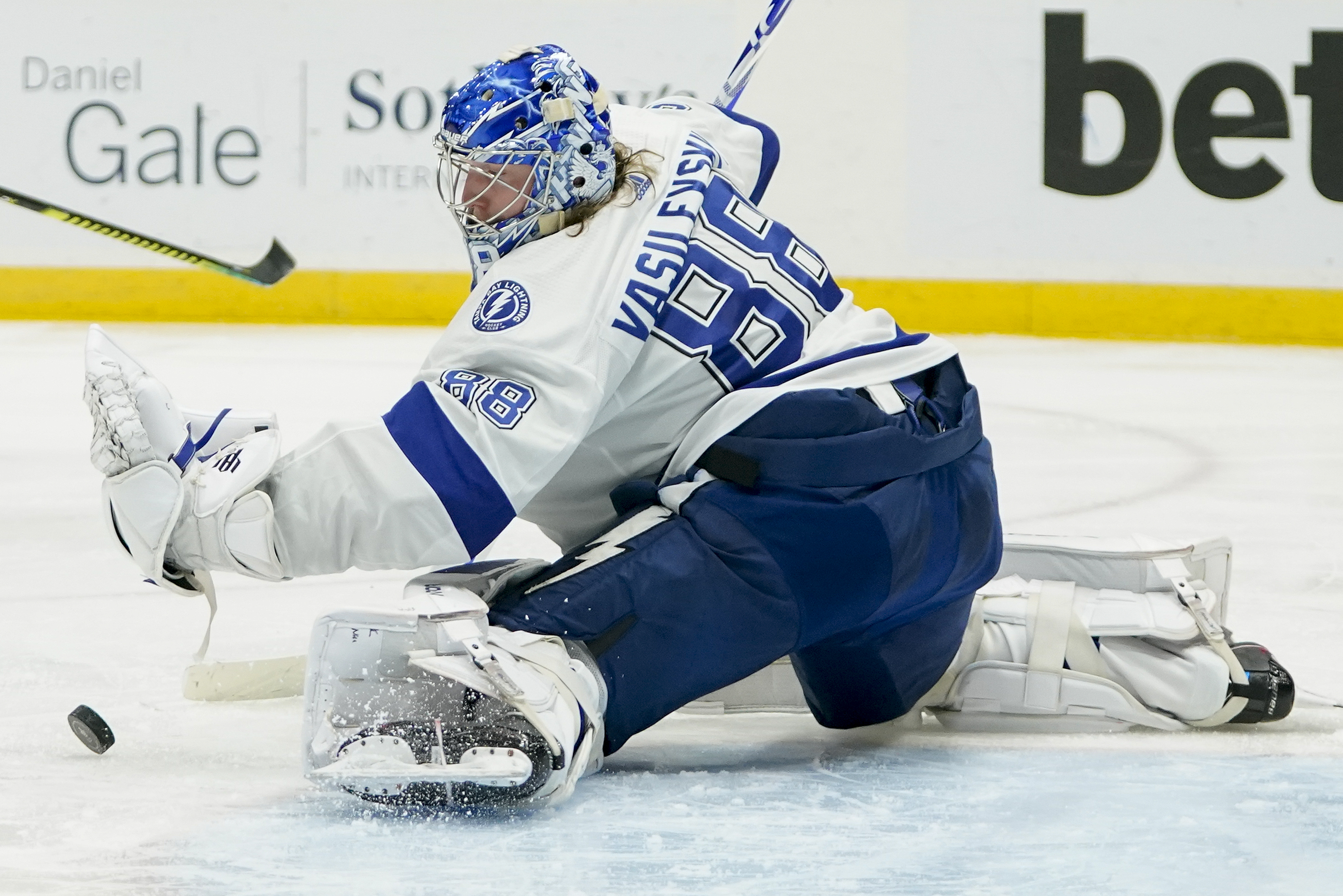 NHL: Stamkos leads Tampa Bay as it lights up former goalie in 6-1 win