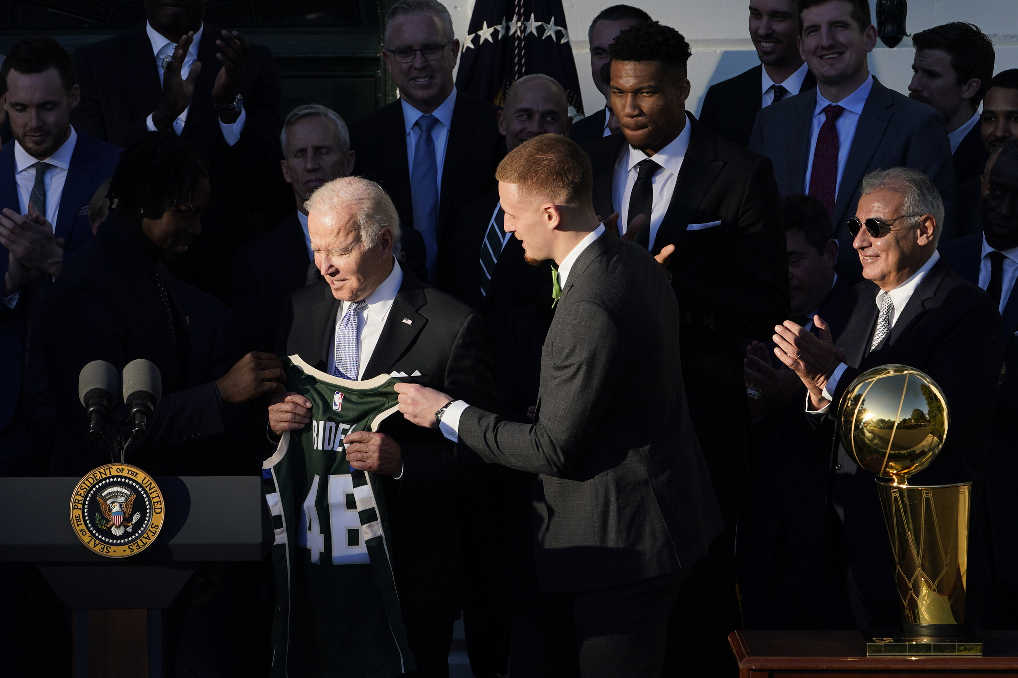 Milwaukee Bucks to honor ex-owner Sen. Herb Kohl during grand opening