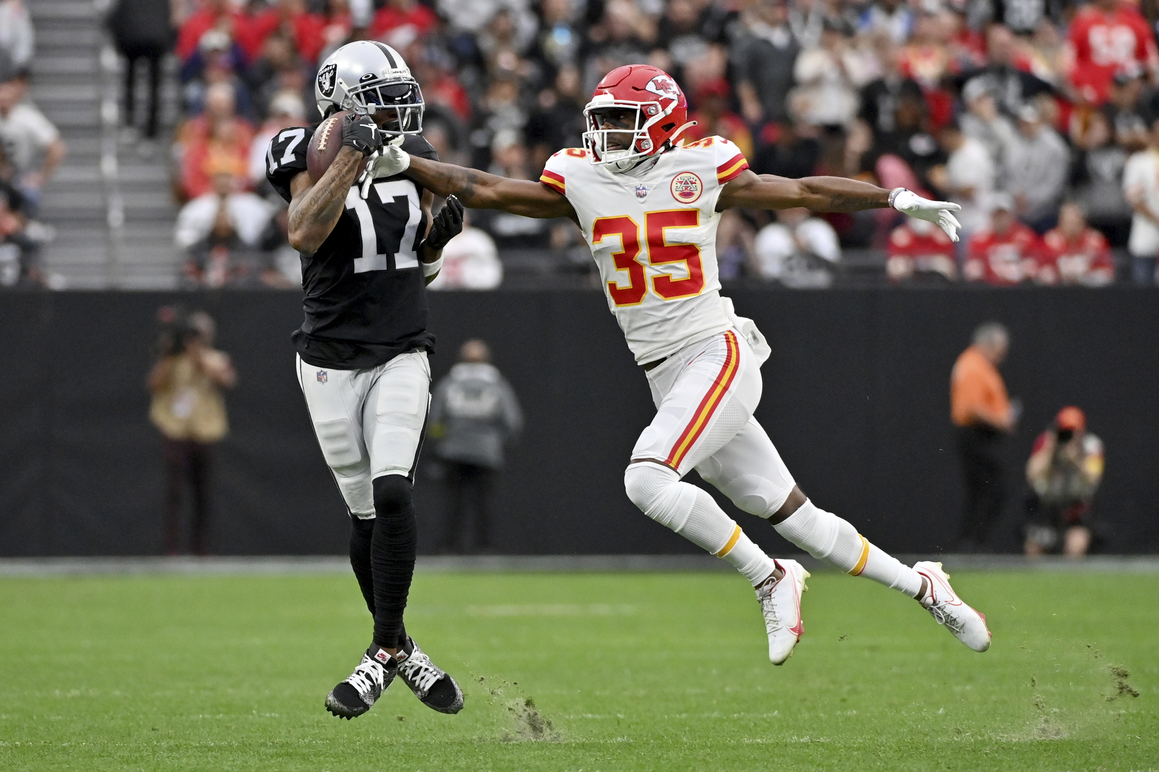 Mahomes Sets Record, Chiefs Beat Raiders for AFC's Top Seed