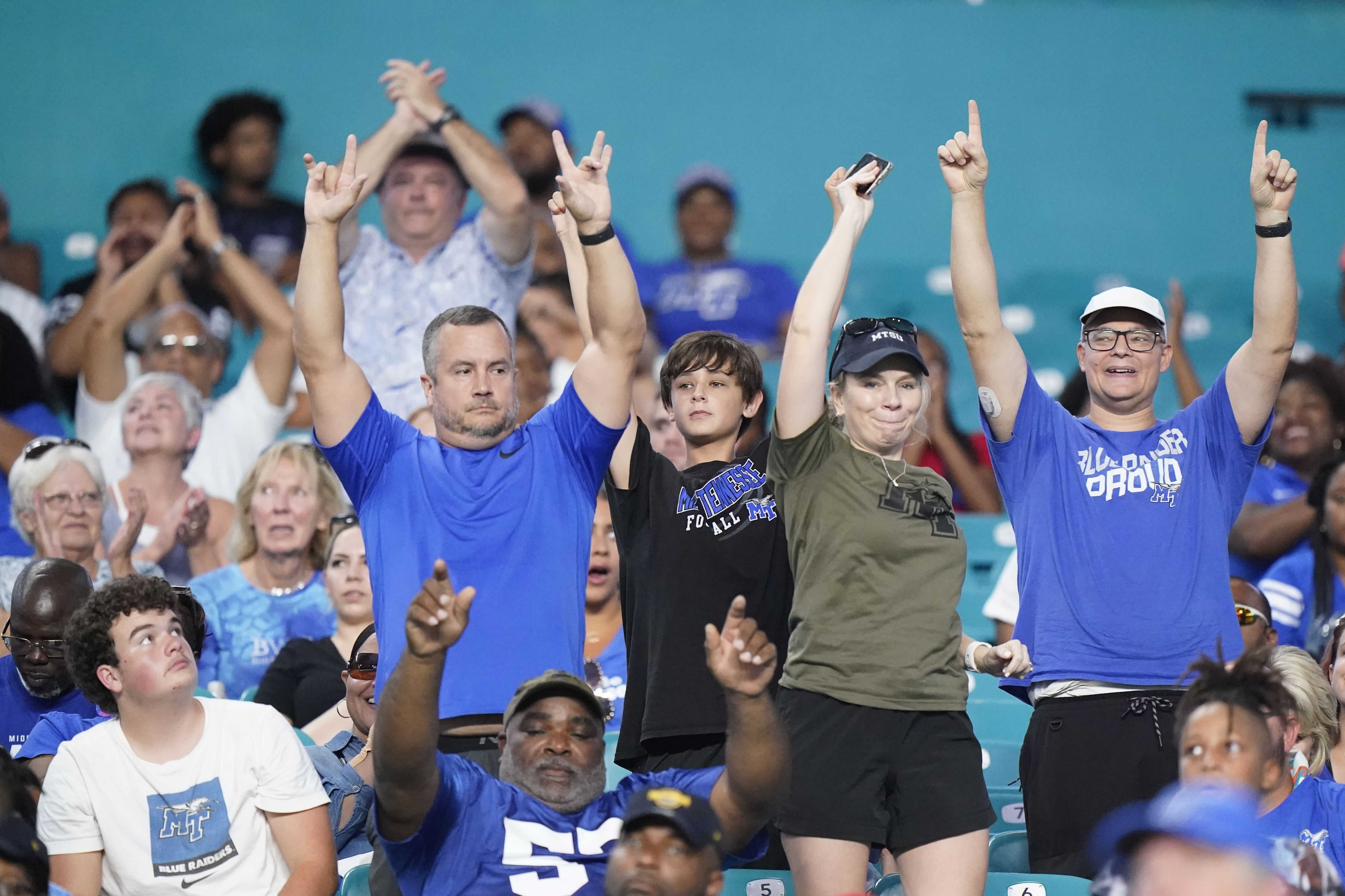 MTSU wins a five-set thriller against Mercer on Friday - Middle