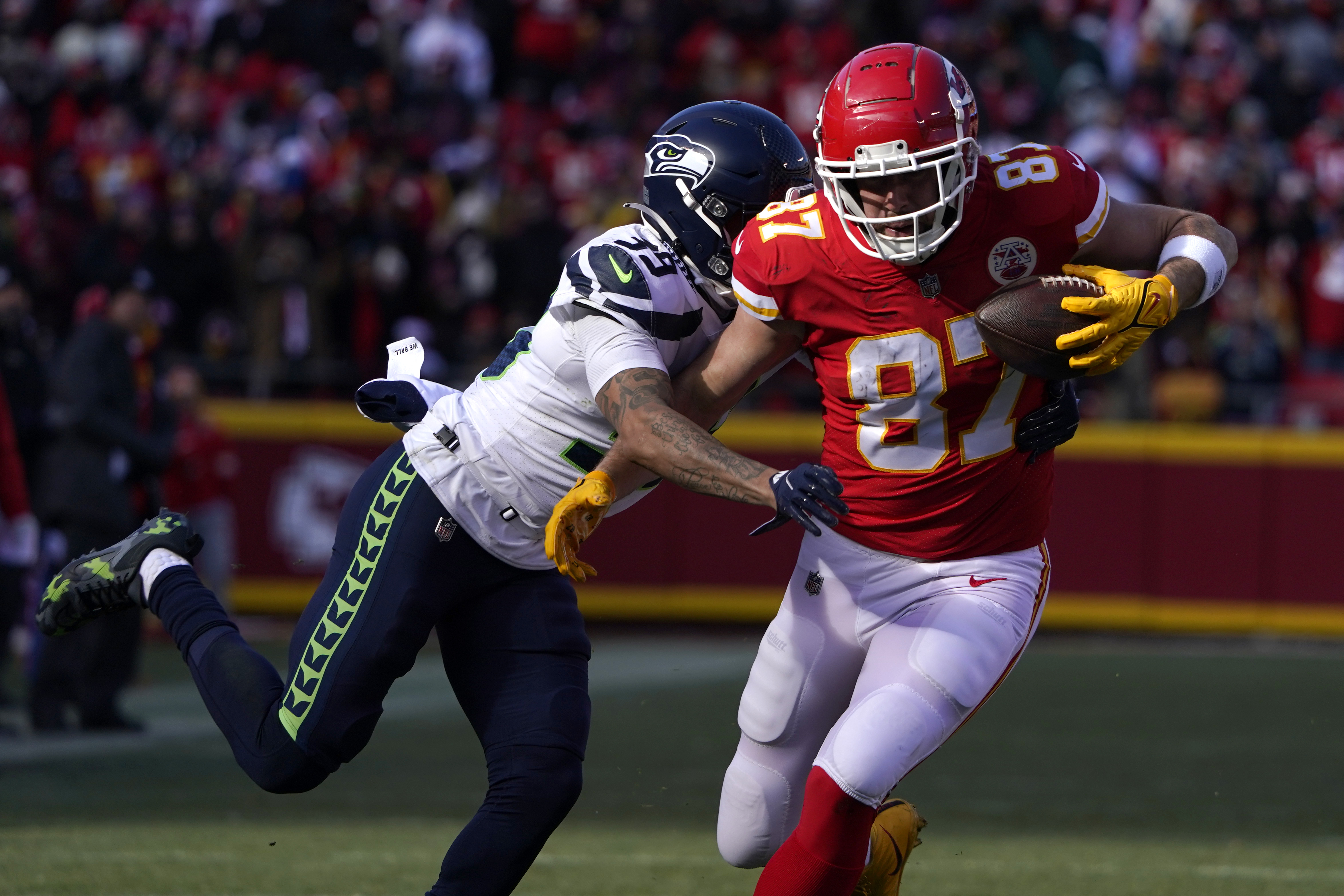 \ud83c\udfc8 Chiefs dump Seahawks, stay tied for AFC's best record