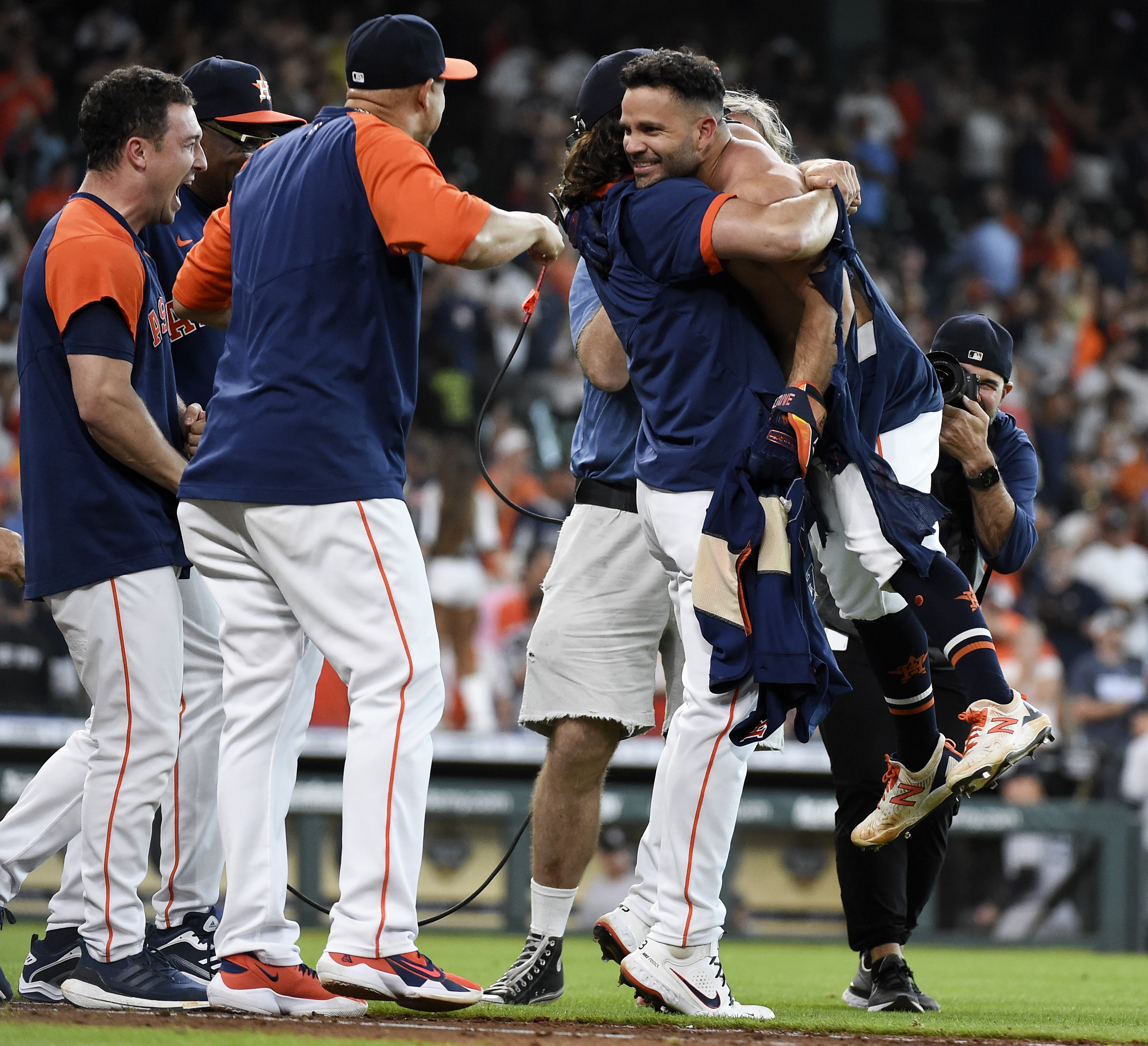 Yankees' Aaron Judge trolls Astros' Jose Altuve by grabbing jersey after  home run