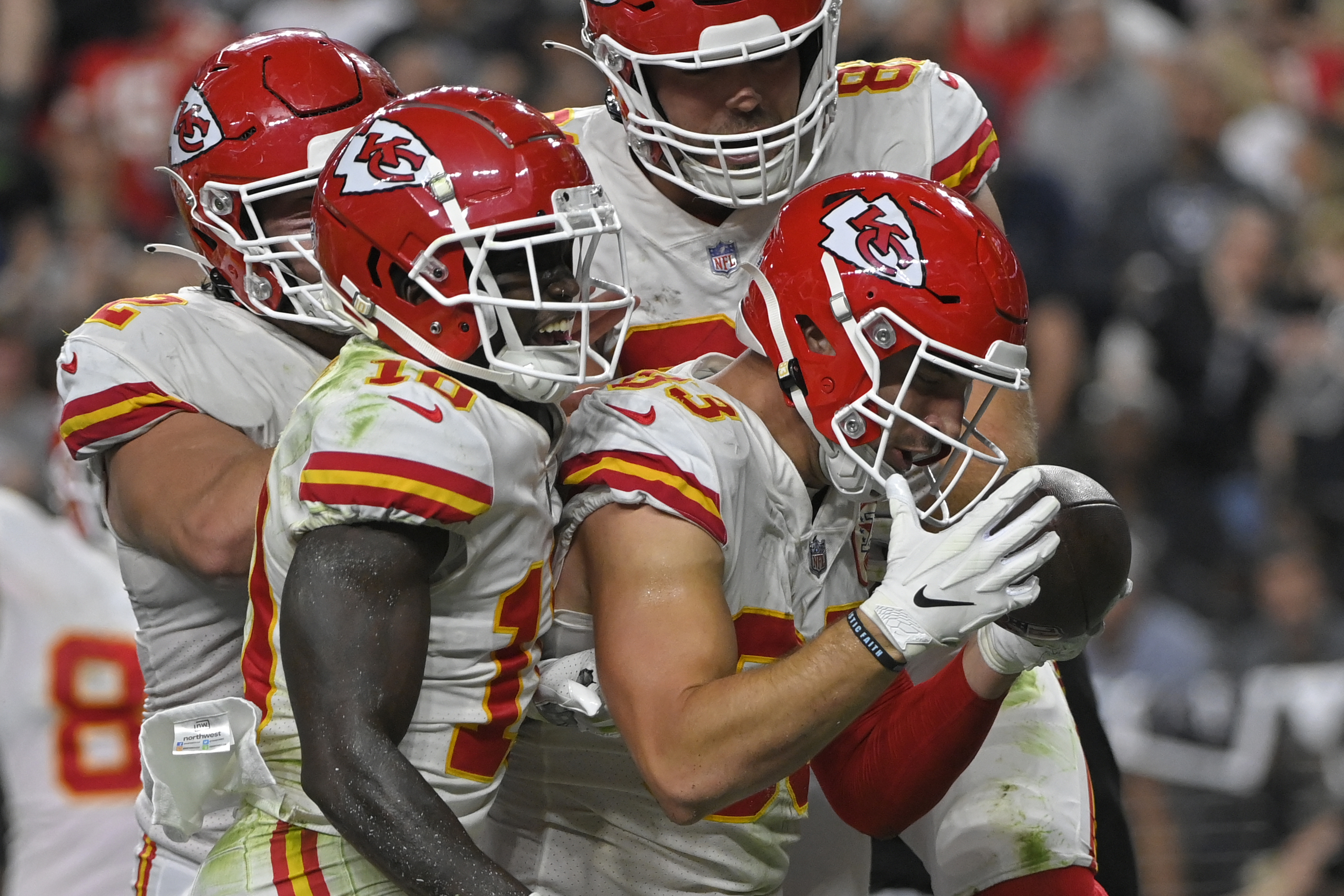 Mahomes' 5 TD passes lead Chiefs past Raiders 41-14