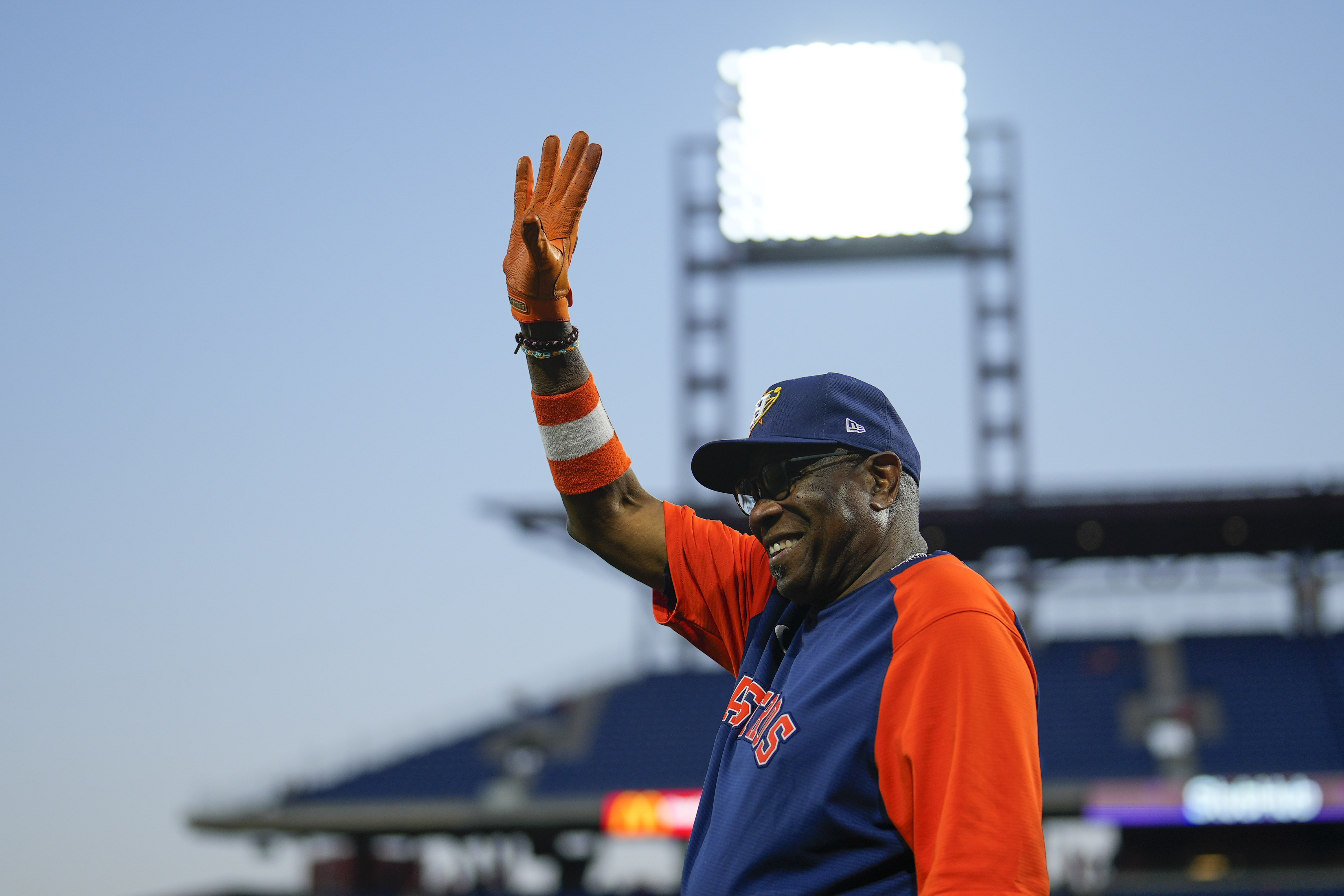 Phillies celebrate with Dancing On My Own remix