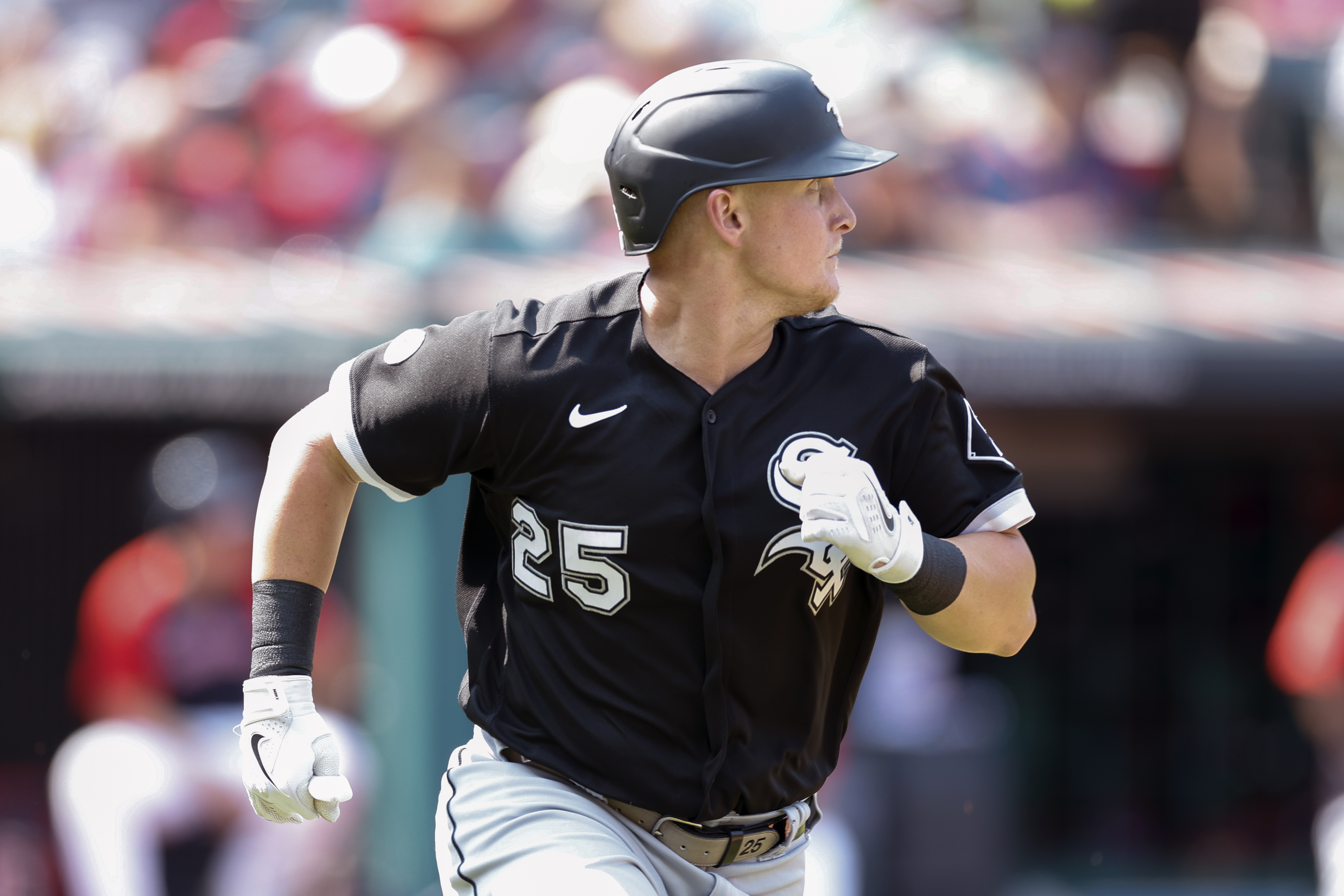 White Sox pound 5 homers, rock Central-leading Guardians 8-2