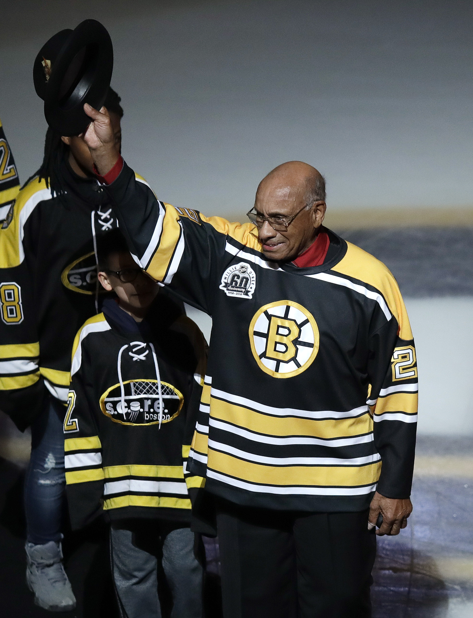Willie O'Ree breaks the NHL's color barrier, 1958 - ™