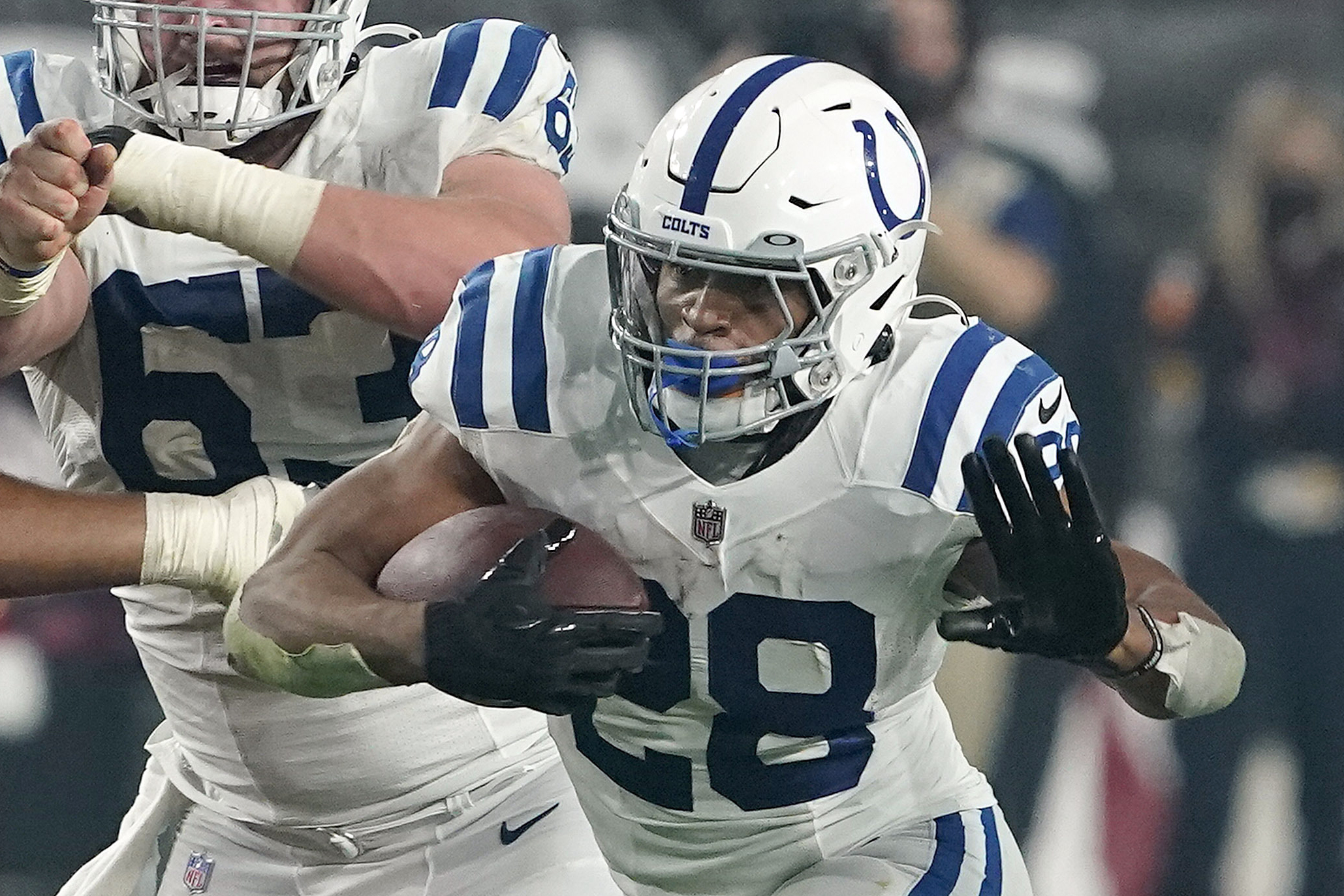 Colts make Darius Leonard high-paid linebacker with five-year