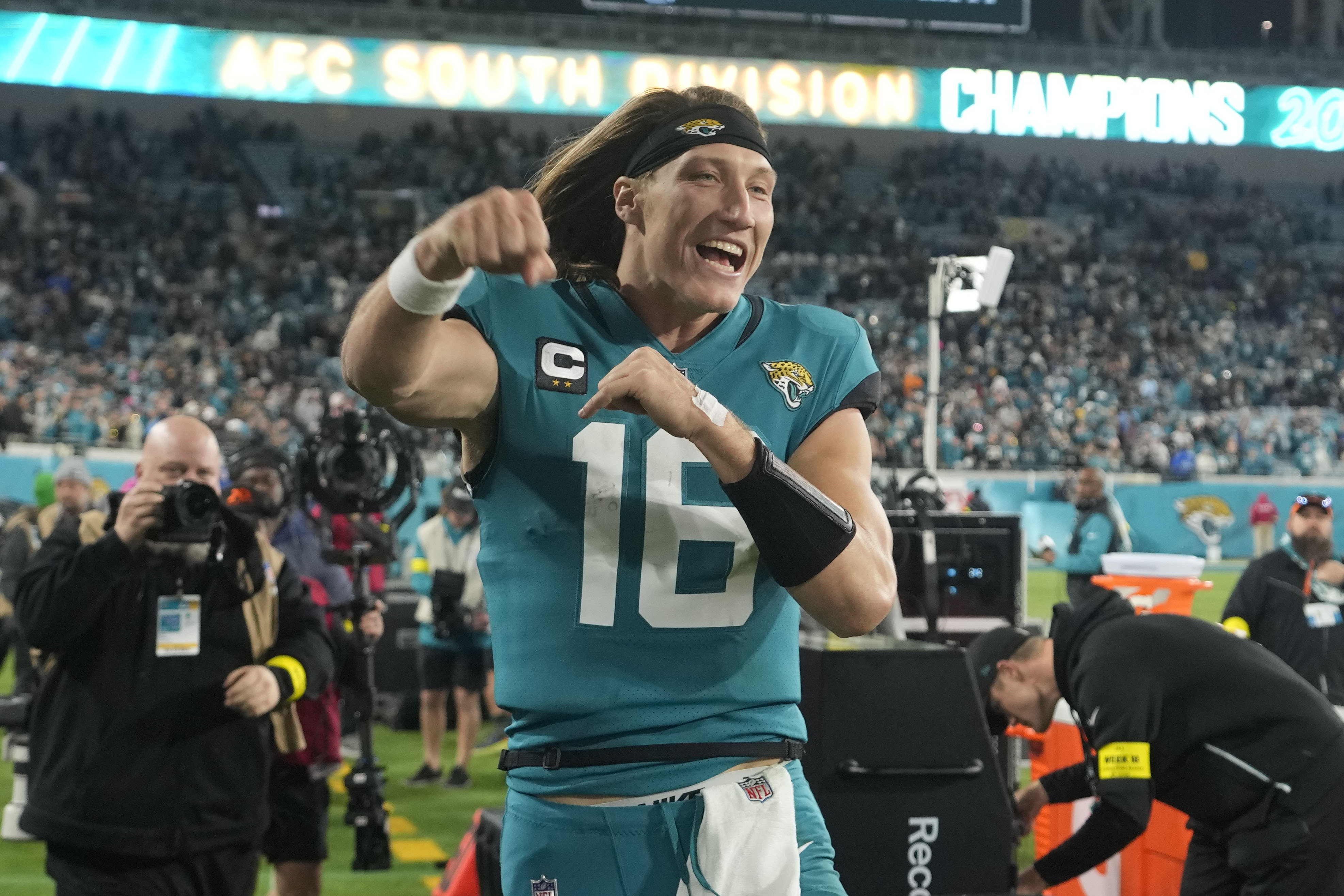 Jaguars' late scoop-and-score clinches AFC South over Titans