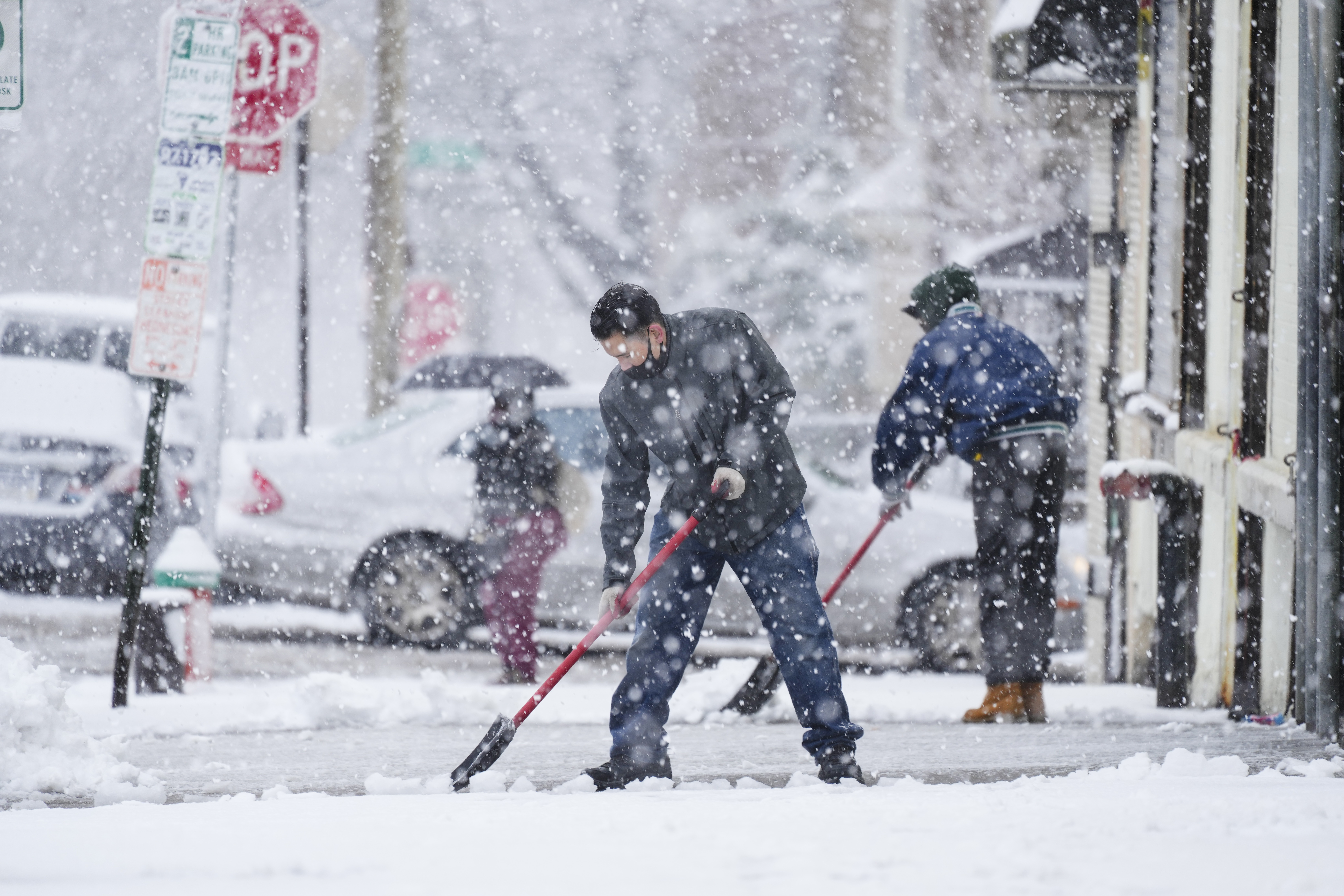 Quick-moving winter storm brings snow to Northeast, disrupting