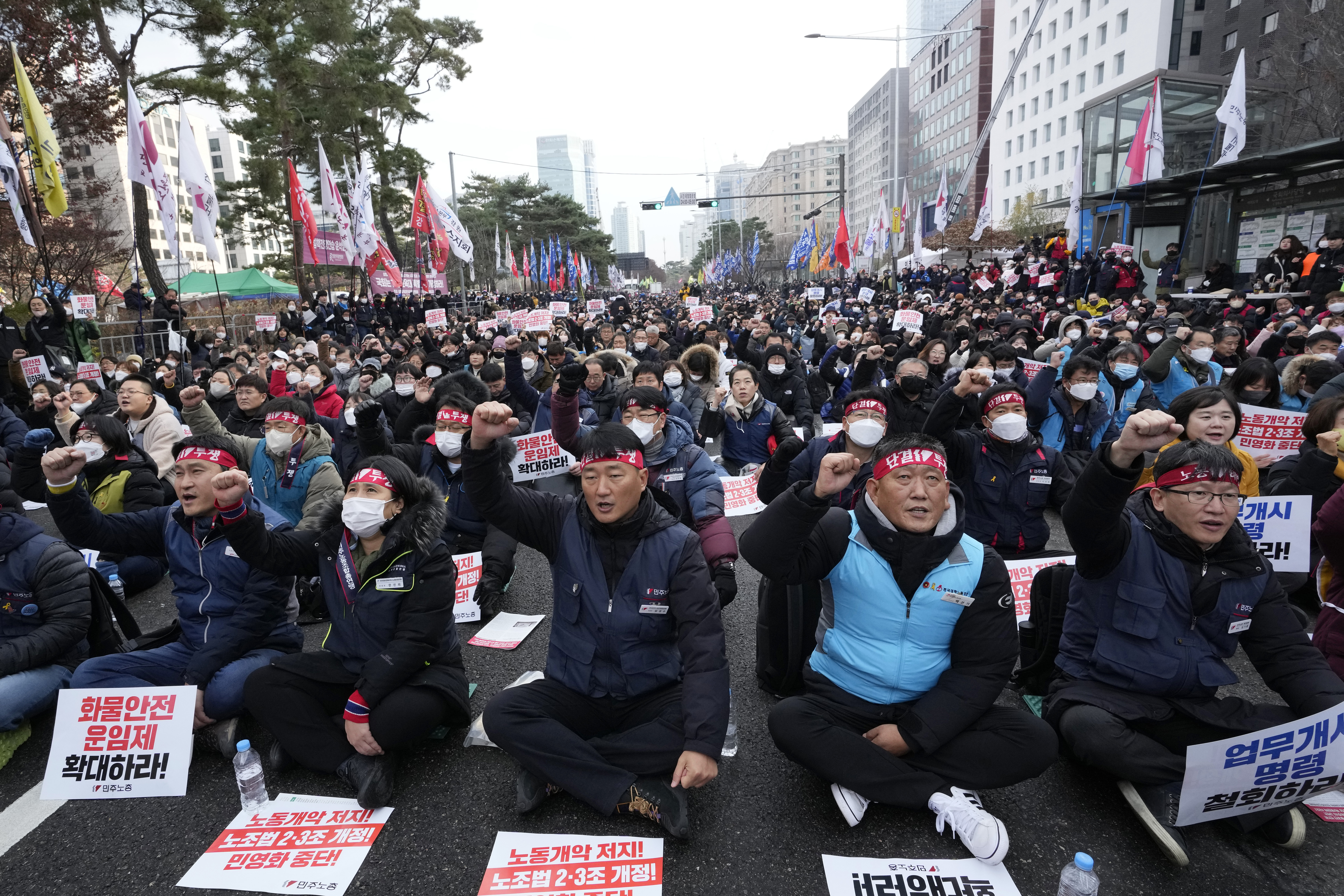 Thousands protest in South Korea in support of truckers