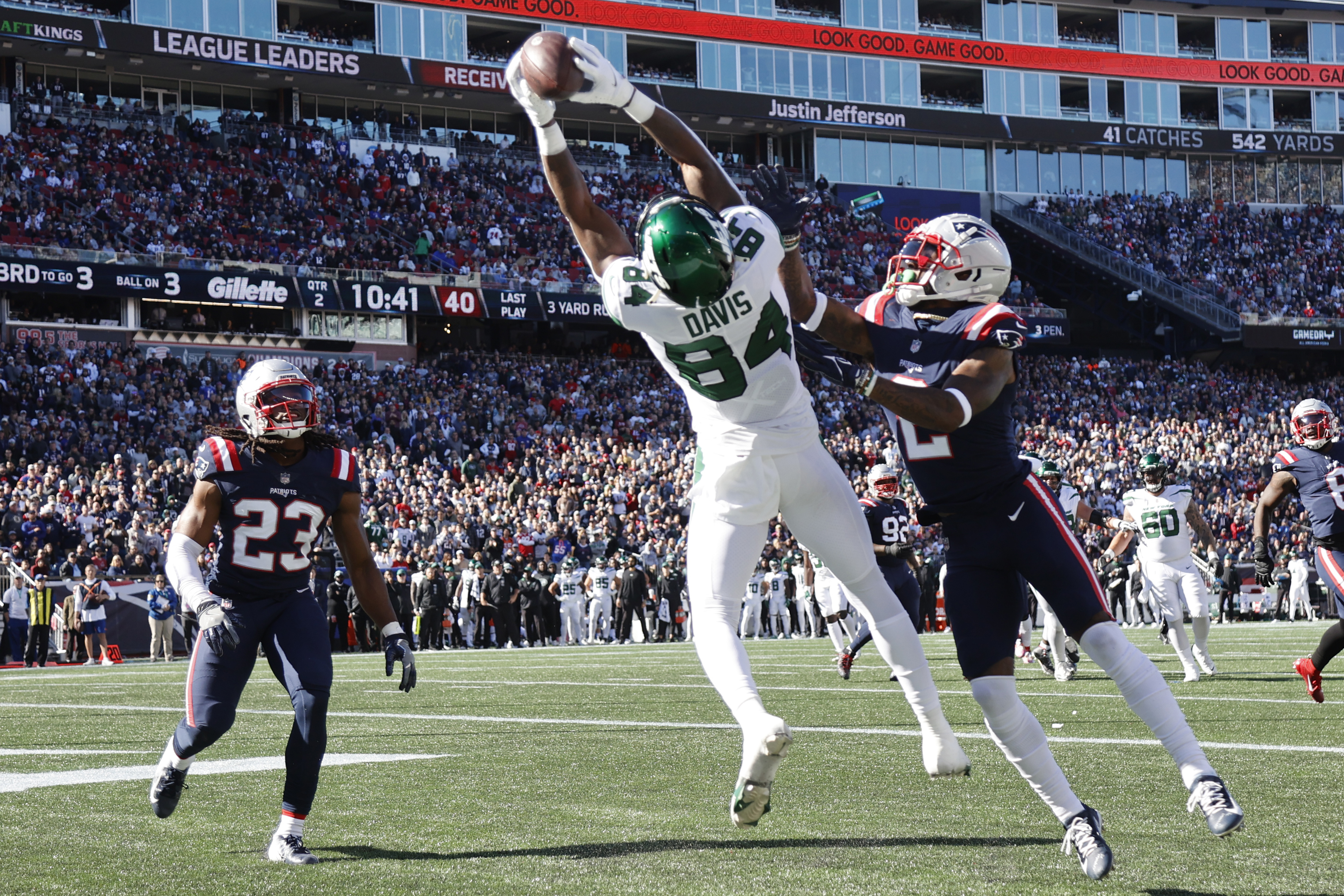 Jones tosses 2 TDs, Patriots roll 54-13 as Jets lose Wilson