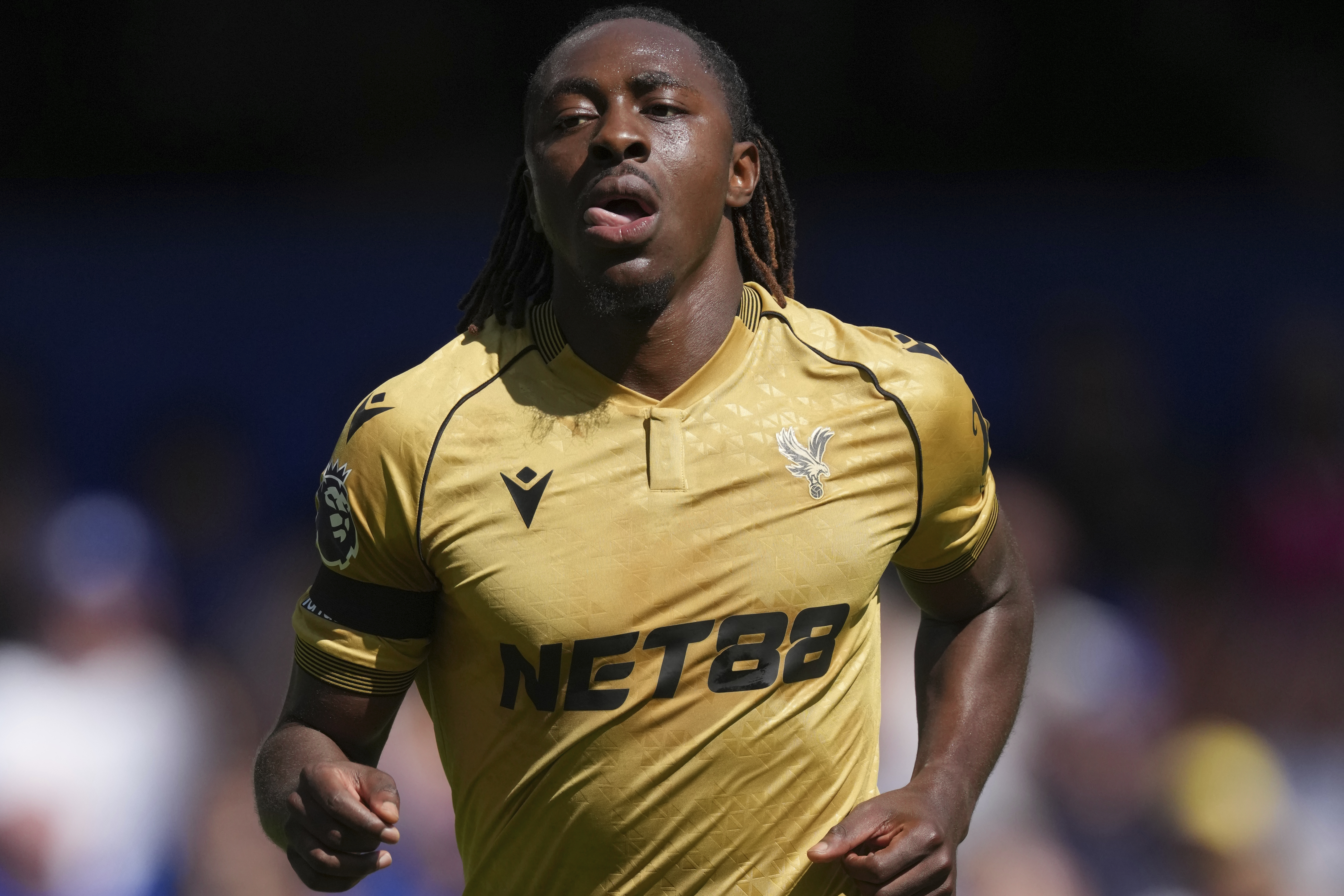 Arsenal wins 1-0 at Man United as Chelsea held by Palace in