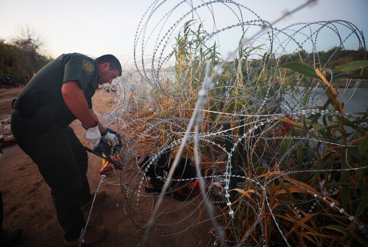 Border Patrol agents can resume cutting wire barrier placed at