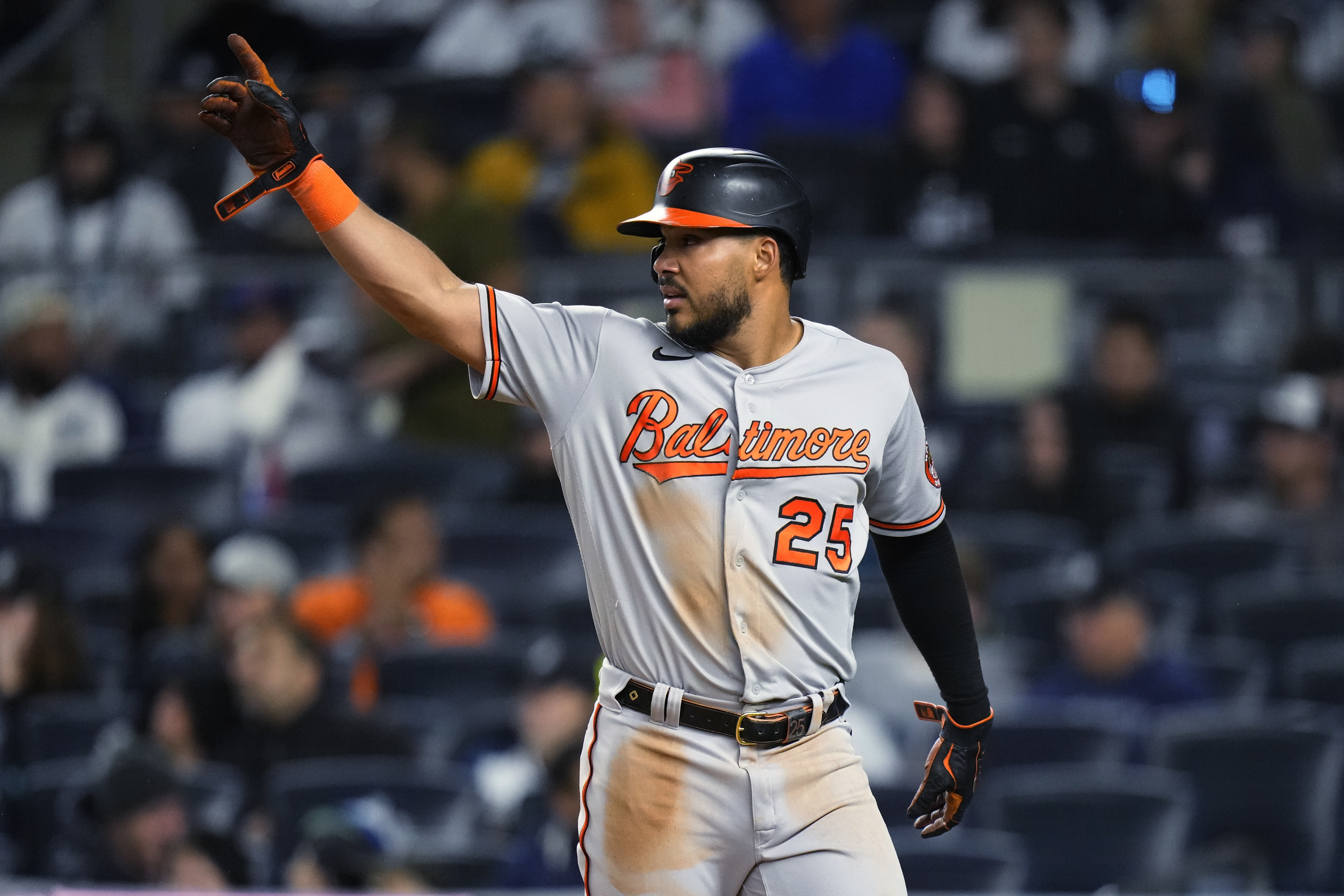 Frazier, Henderson power 8-run 7th, Orioles win 9-6, stop Yankees