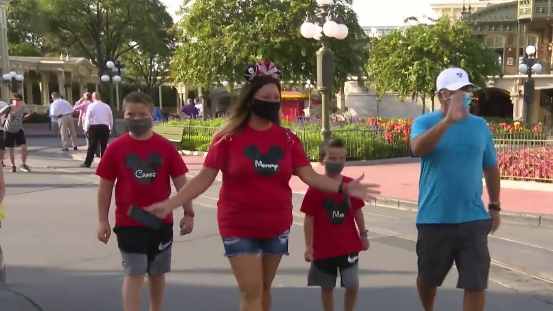 Disney Rela Mask Policy For Guests Taking Photos Outdoors Disney Rela Mask Policy For Guests