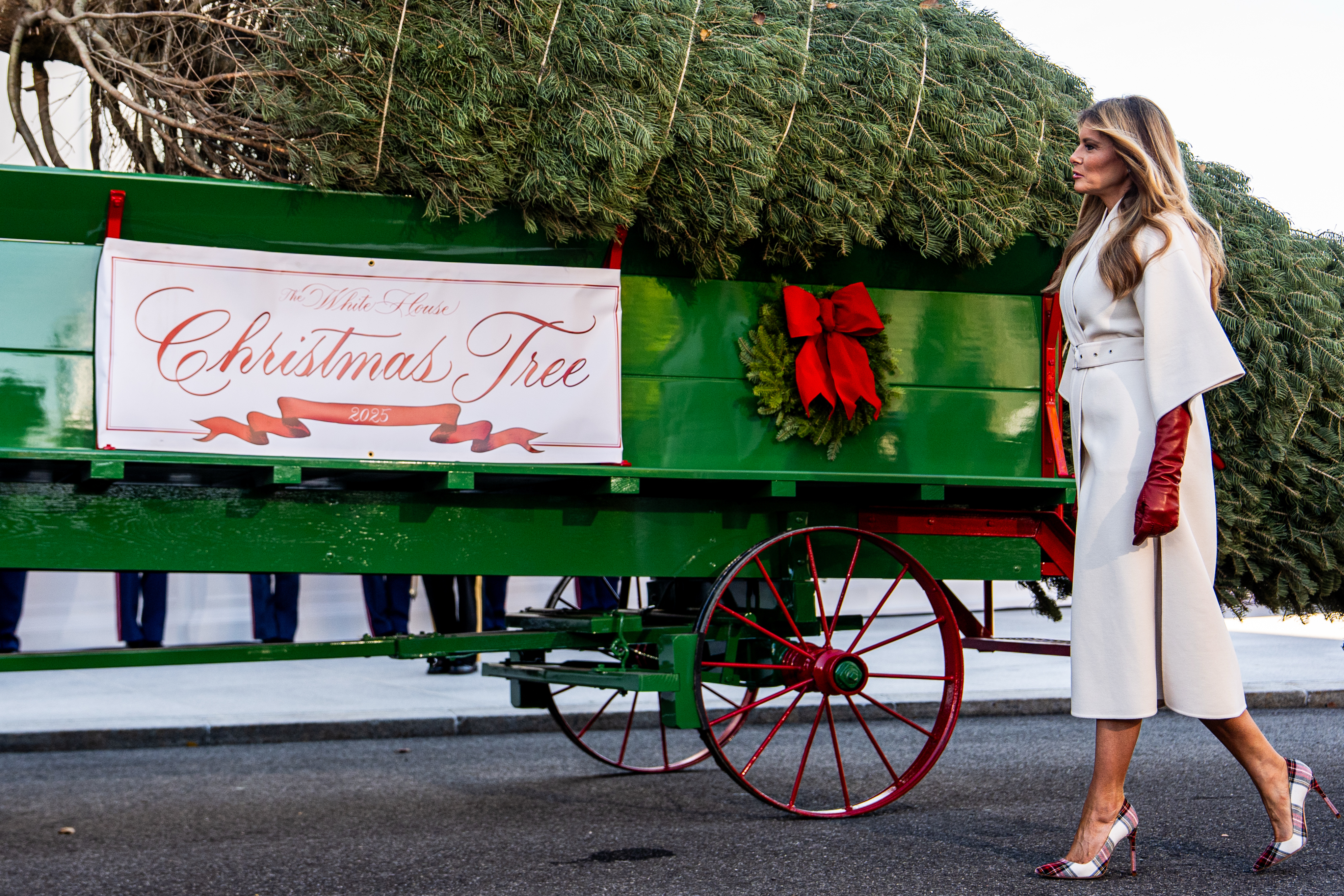 melania trump christmas tree dress First lady unveils Christmas decorations at the White House  East Bay Times