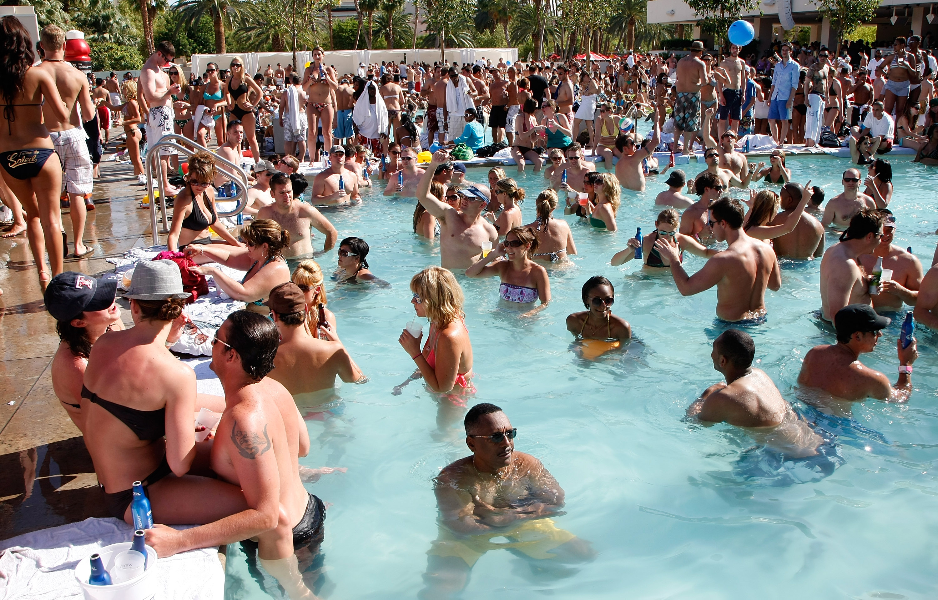 Everybody in! Las Vegas' pools are summer's hottest hangouts – New York  Daily News
