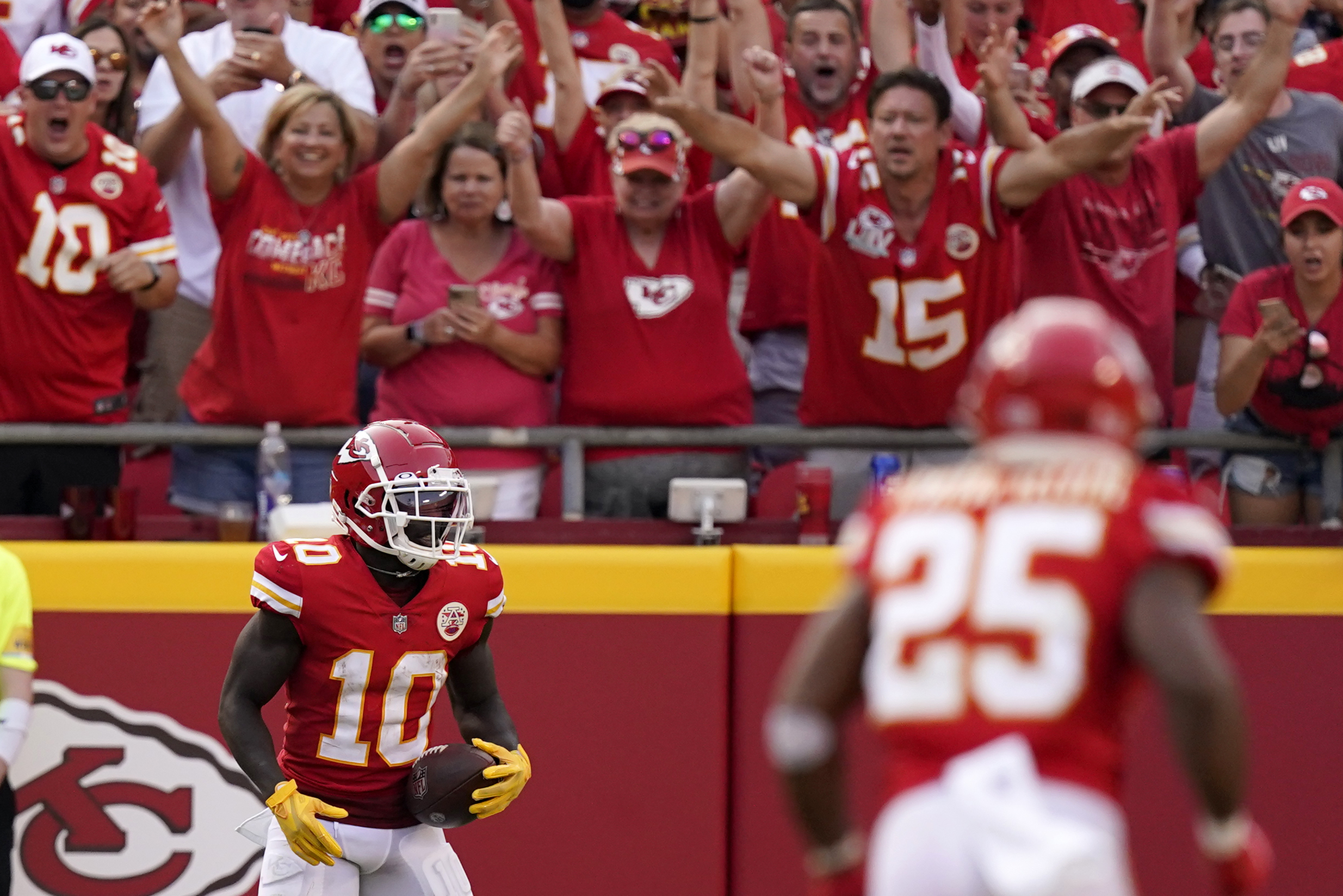 Mahomes dazzles as Chiefs rally for 33-29 win over Browns