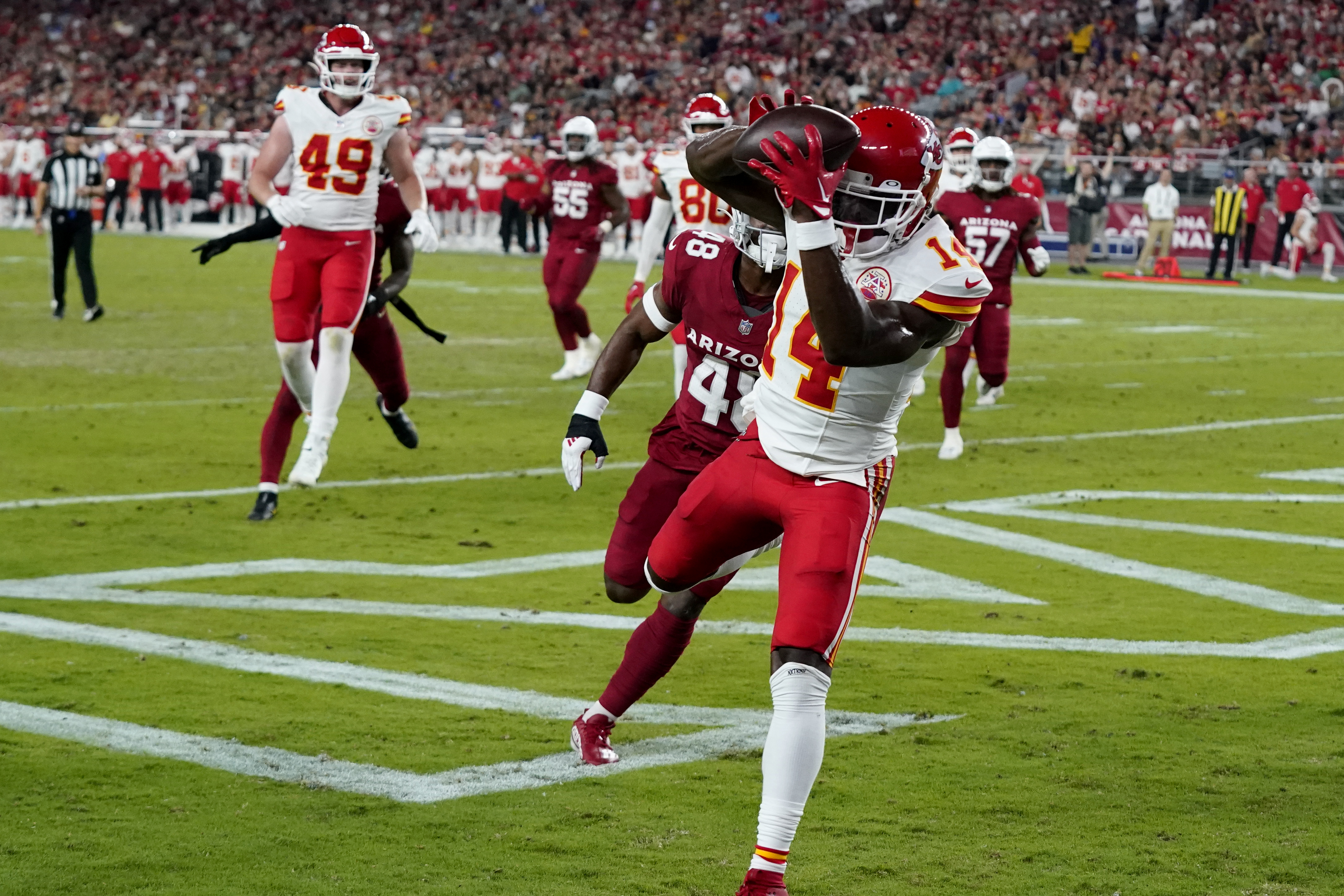 Mahomes throws a touchdown pass as Chiefs roll to 38-10 preseason win over  the Cardinals