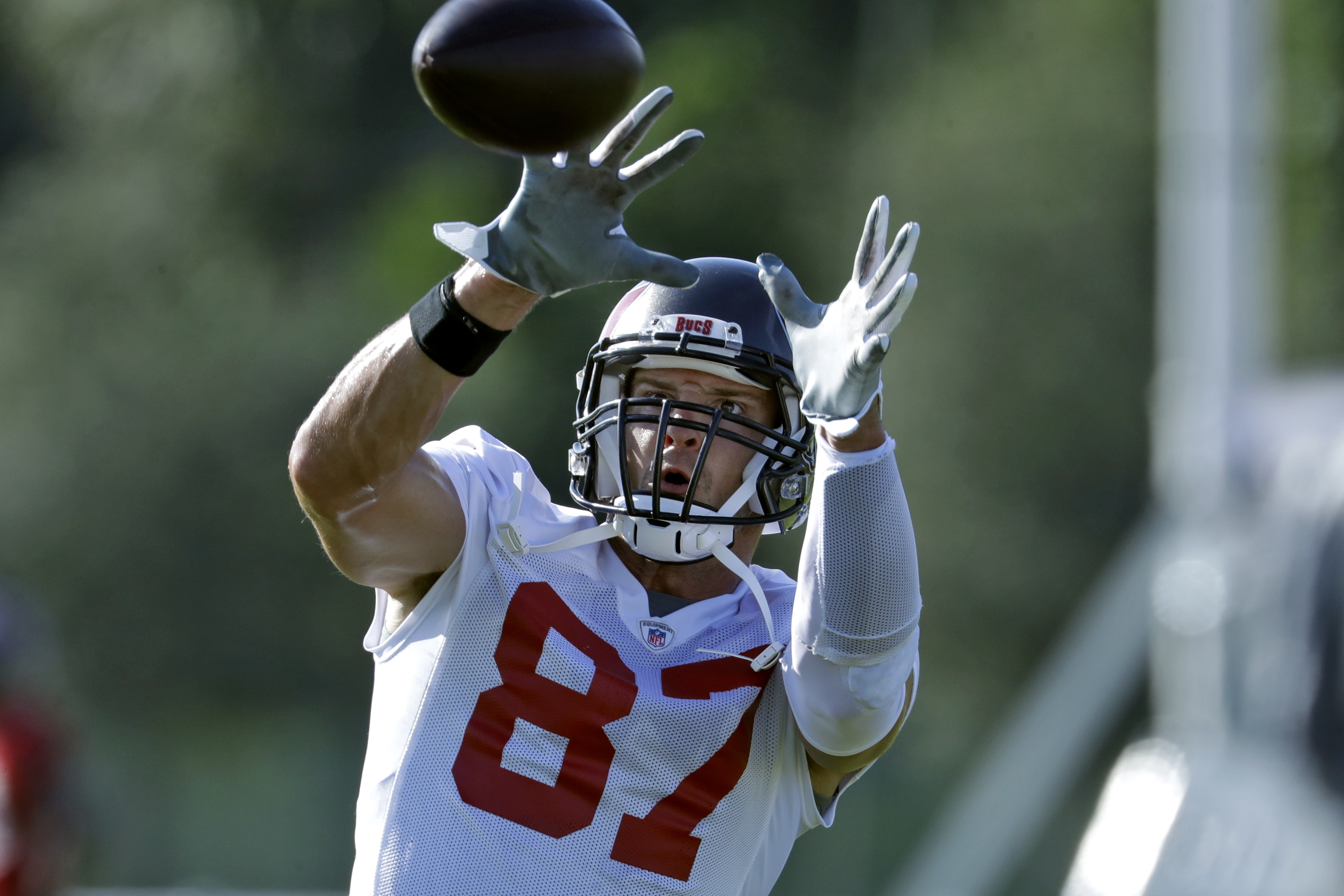 Bucs TE Rob Gronkowski catches football dropped from helicopter