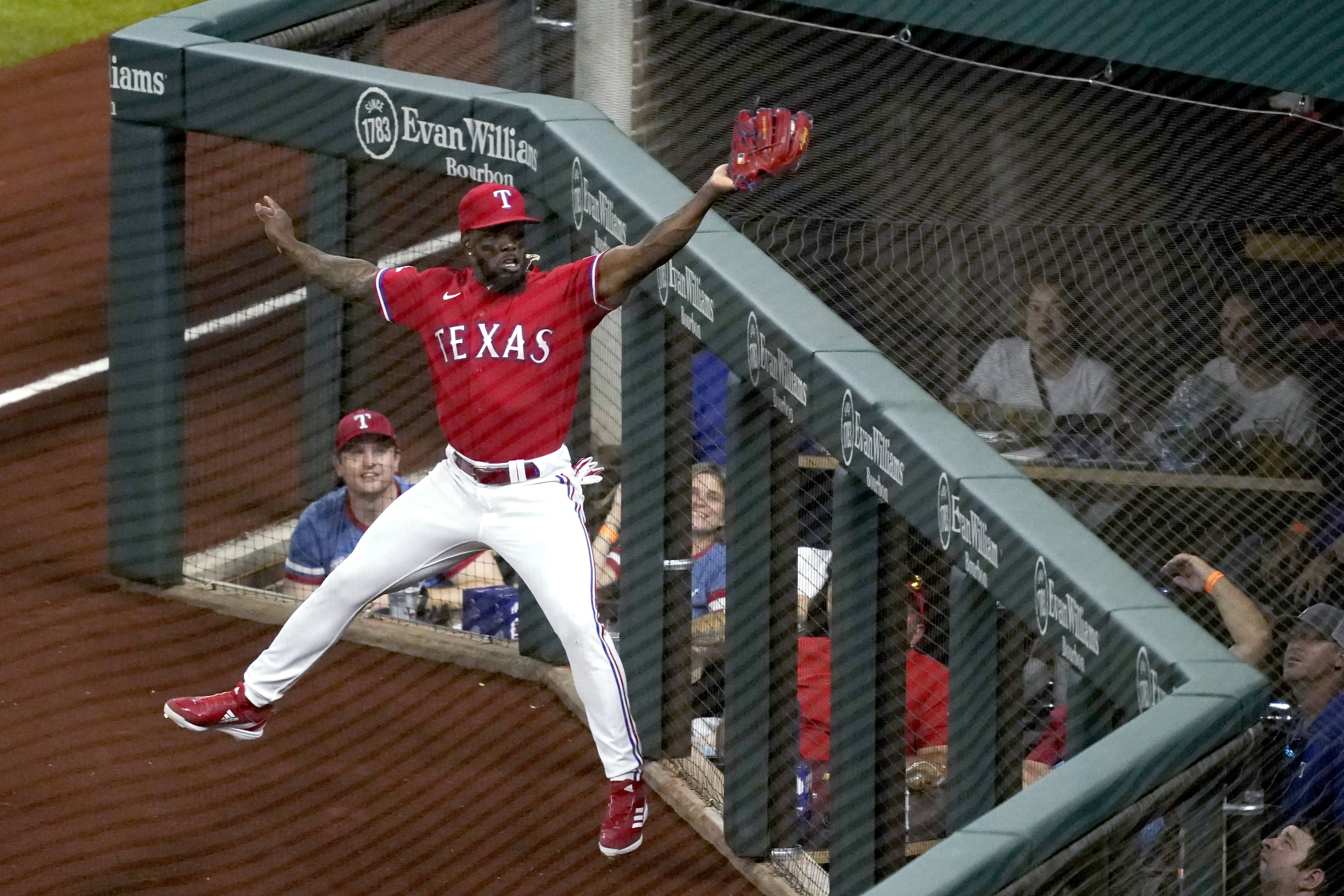 12 Ks for Ray, 12 Ws in row for M's after 8-3 win in Texas