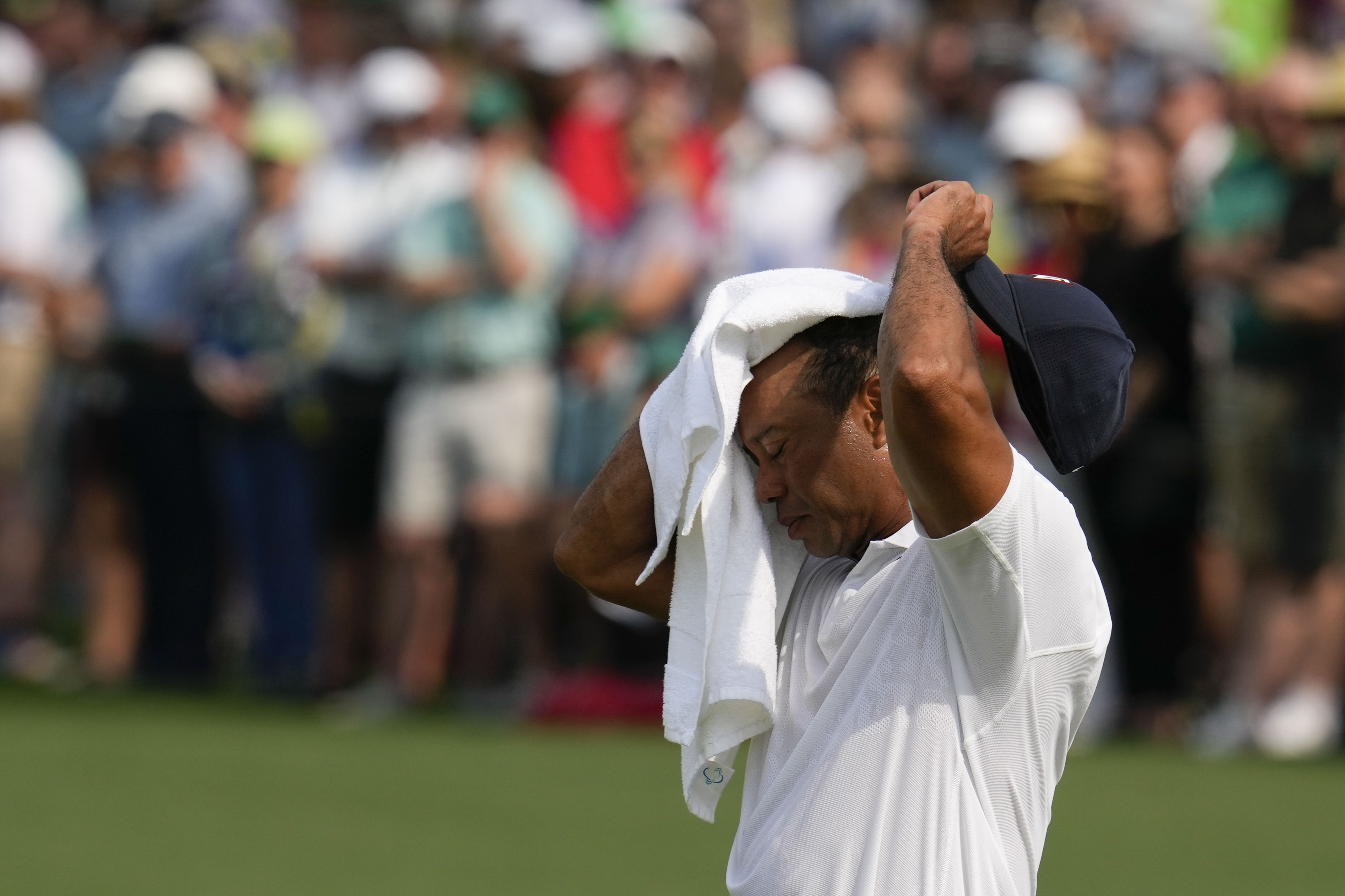 Cam Young chips in from off the green for birdie on 1st hole - Stream the  Video - Watch ESPN