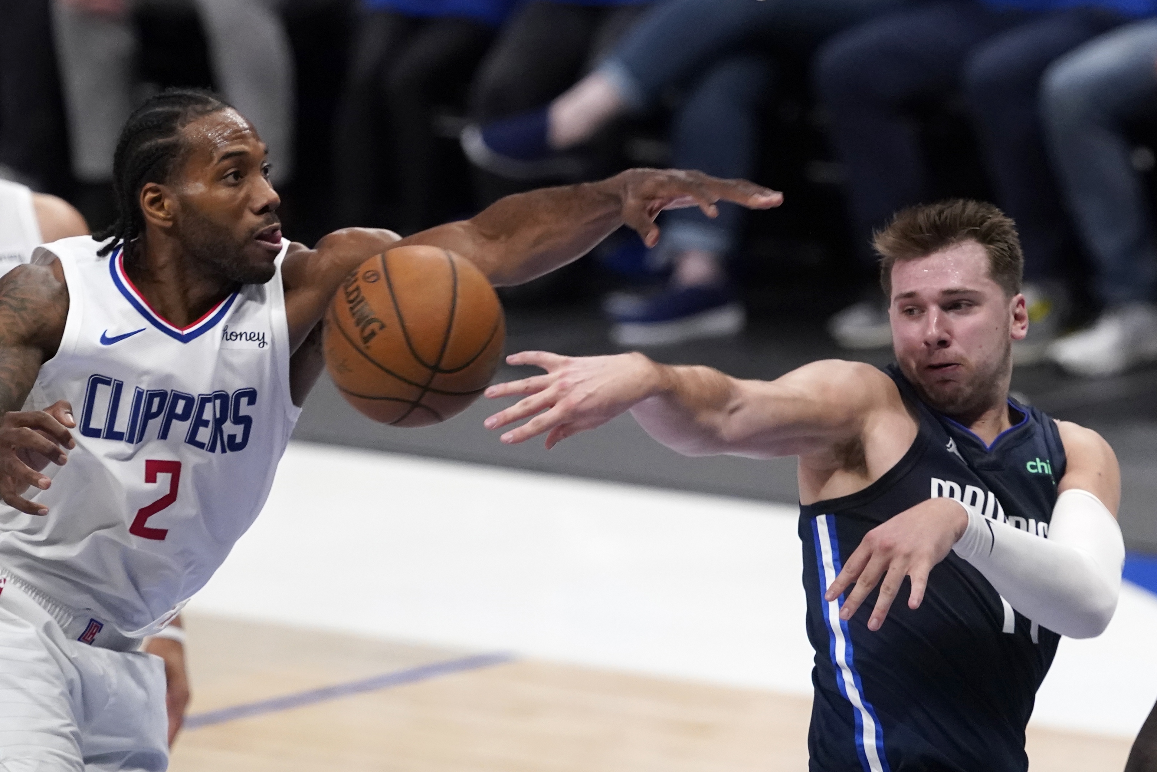 Clippers spoil Mavs' party, 118-108, to get back in series