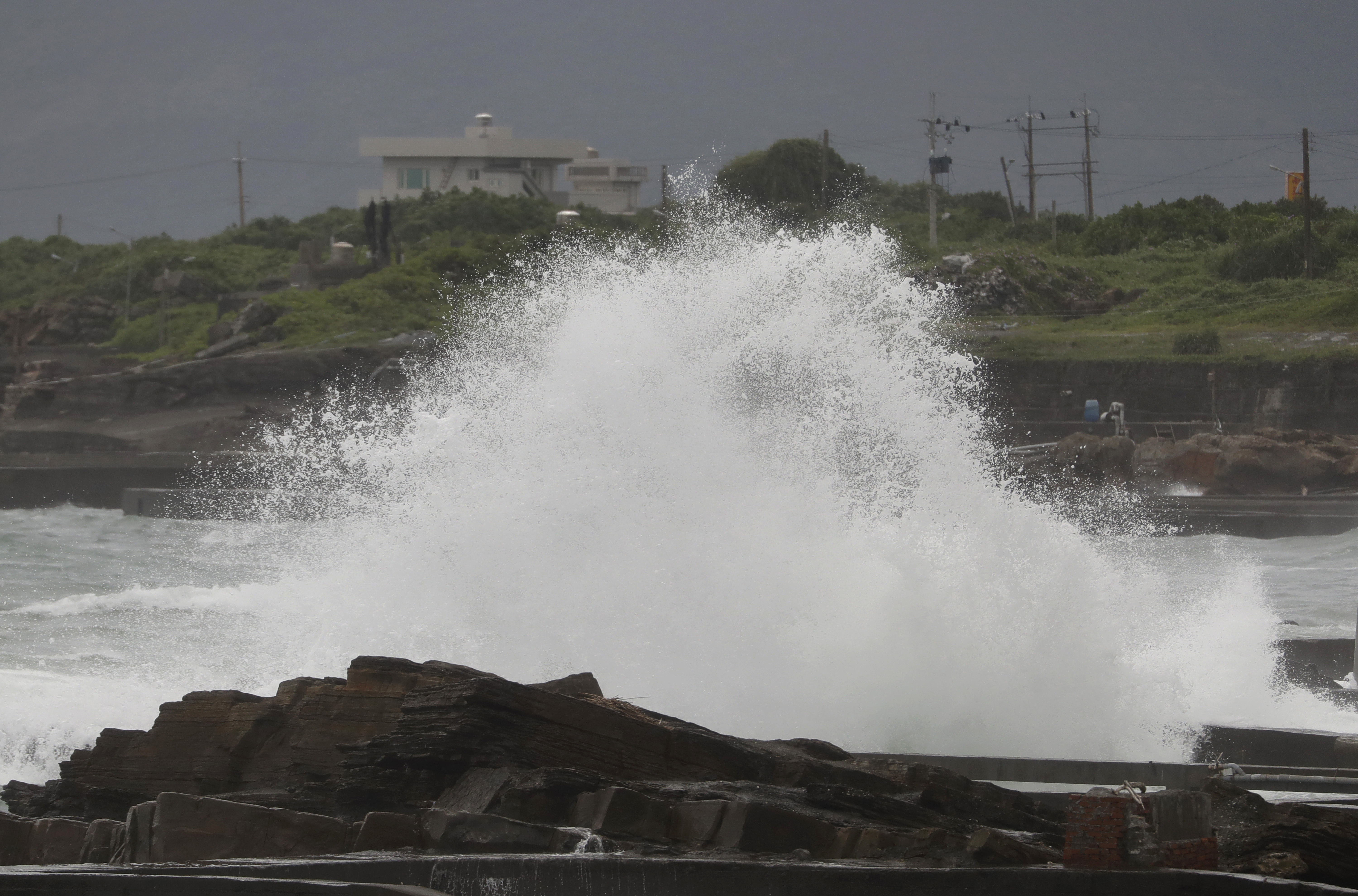 Typhoon pours 5 inches of rain on Taiwan, heads for Shanghai