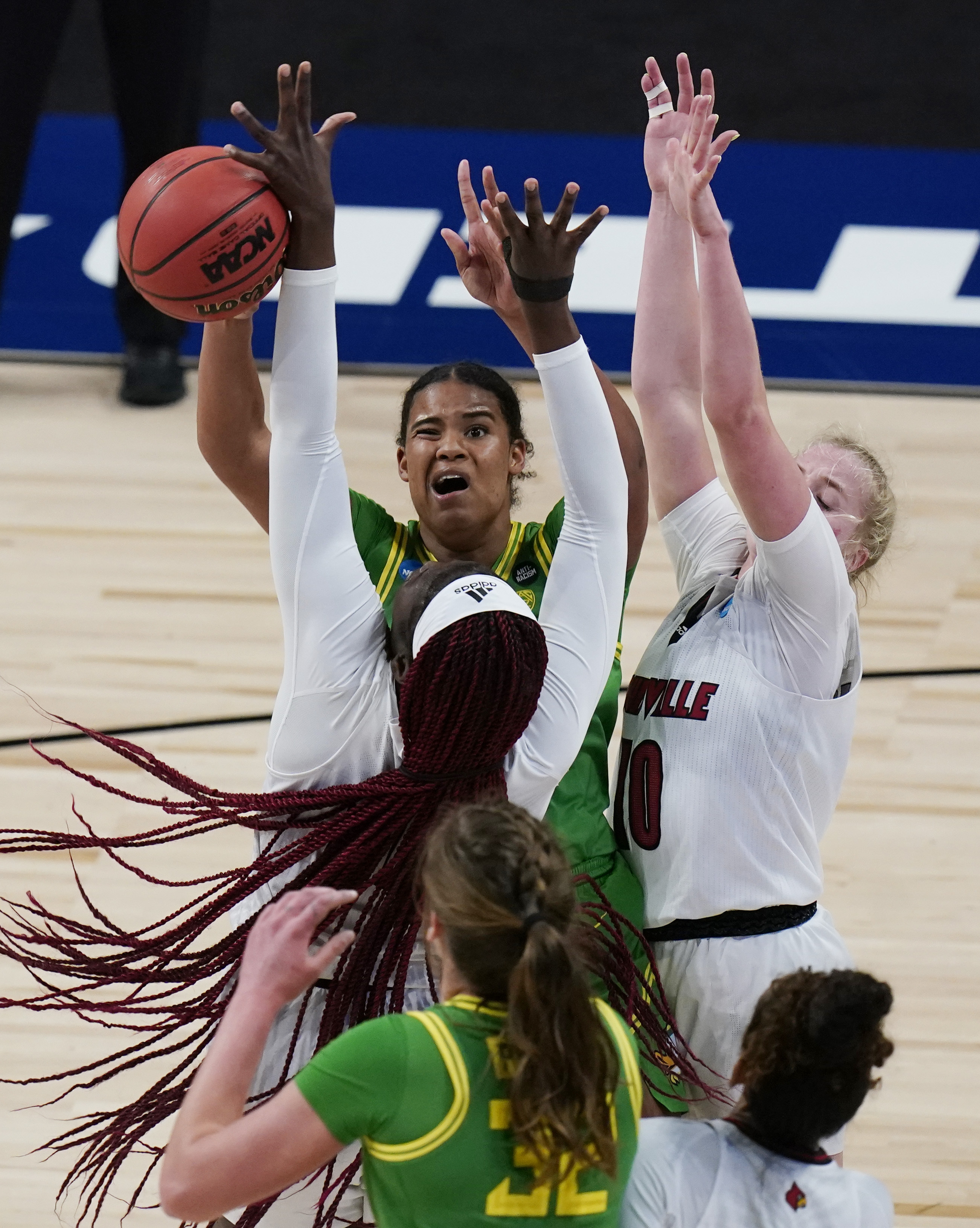 NCAA tournament: Dana Evans leads Louisville over Oregon