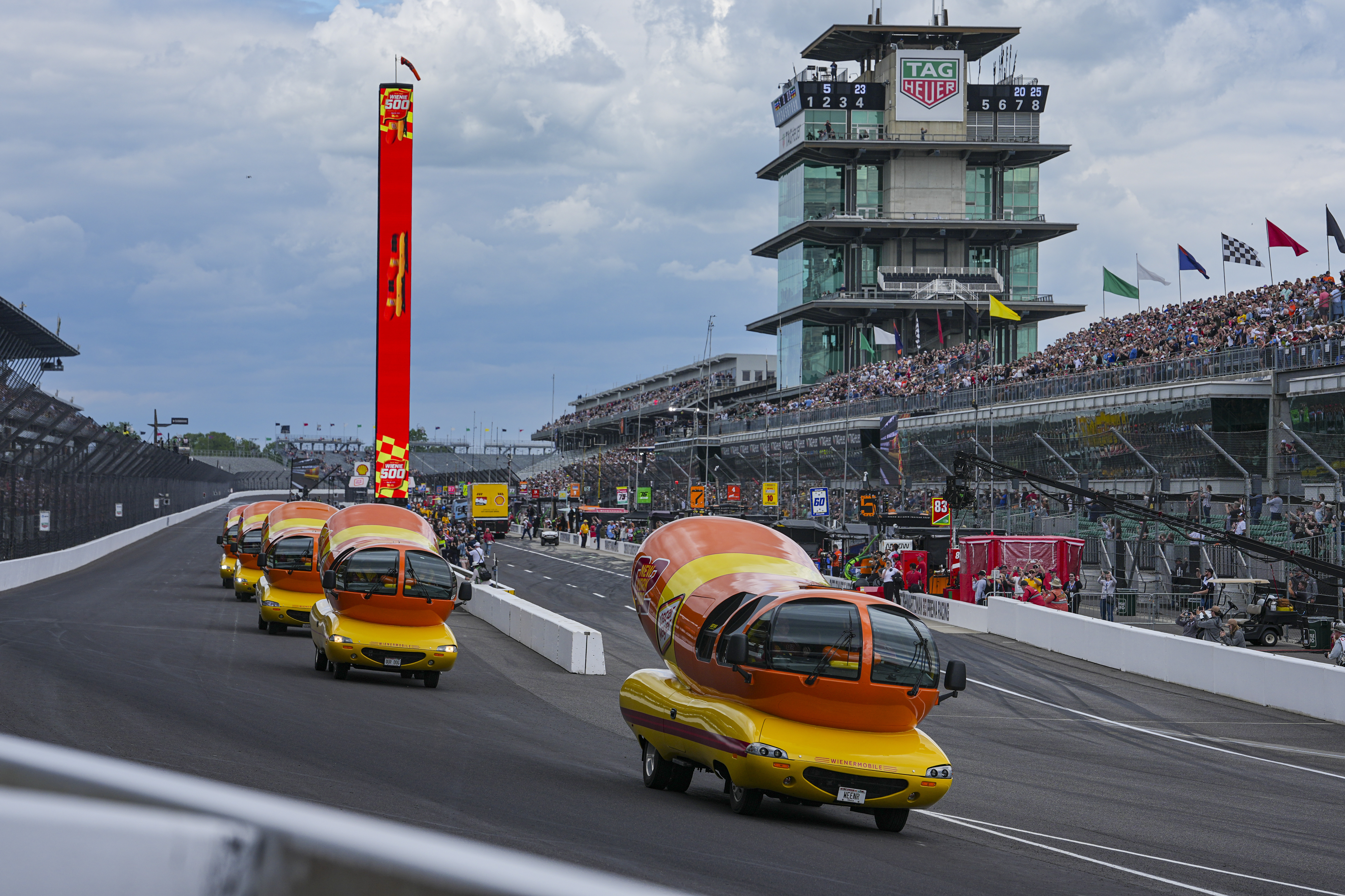 Hot diggity dog! Wienermobiles put on riveting race in Wienie 500