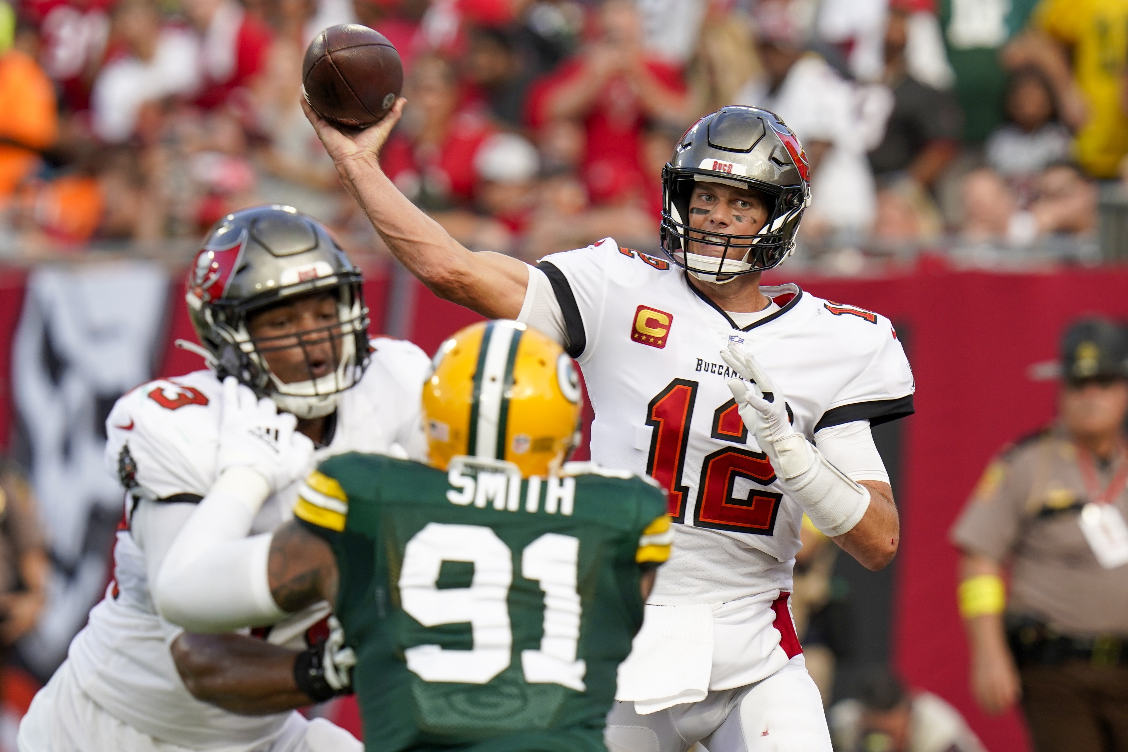 Packers hold on to beat Buccaneers, 14-12