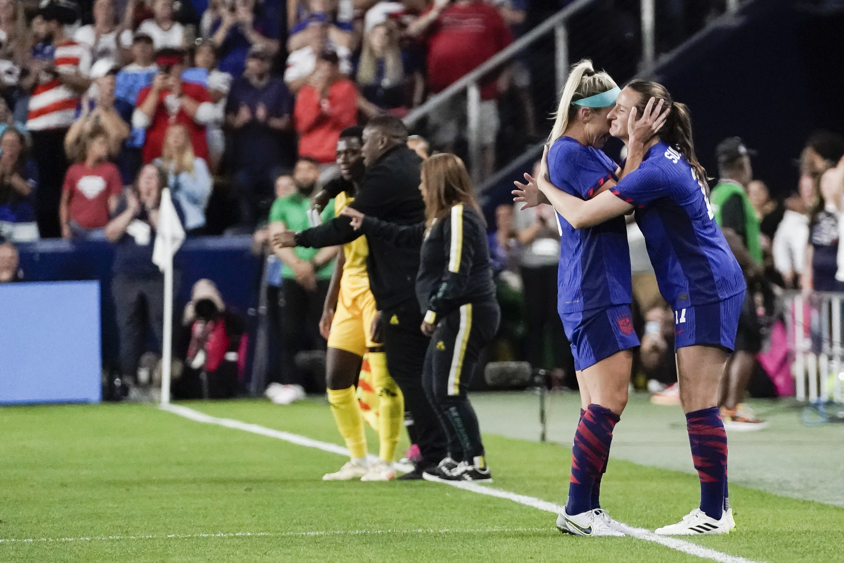 Fan brings Julie Ertz jersey for Zach Ertz to sign, Zach happily obliges