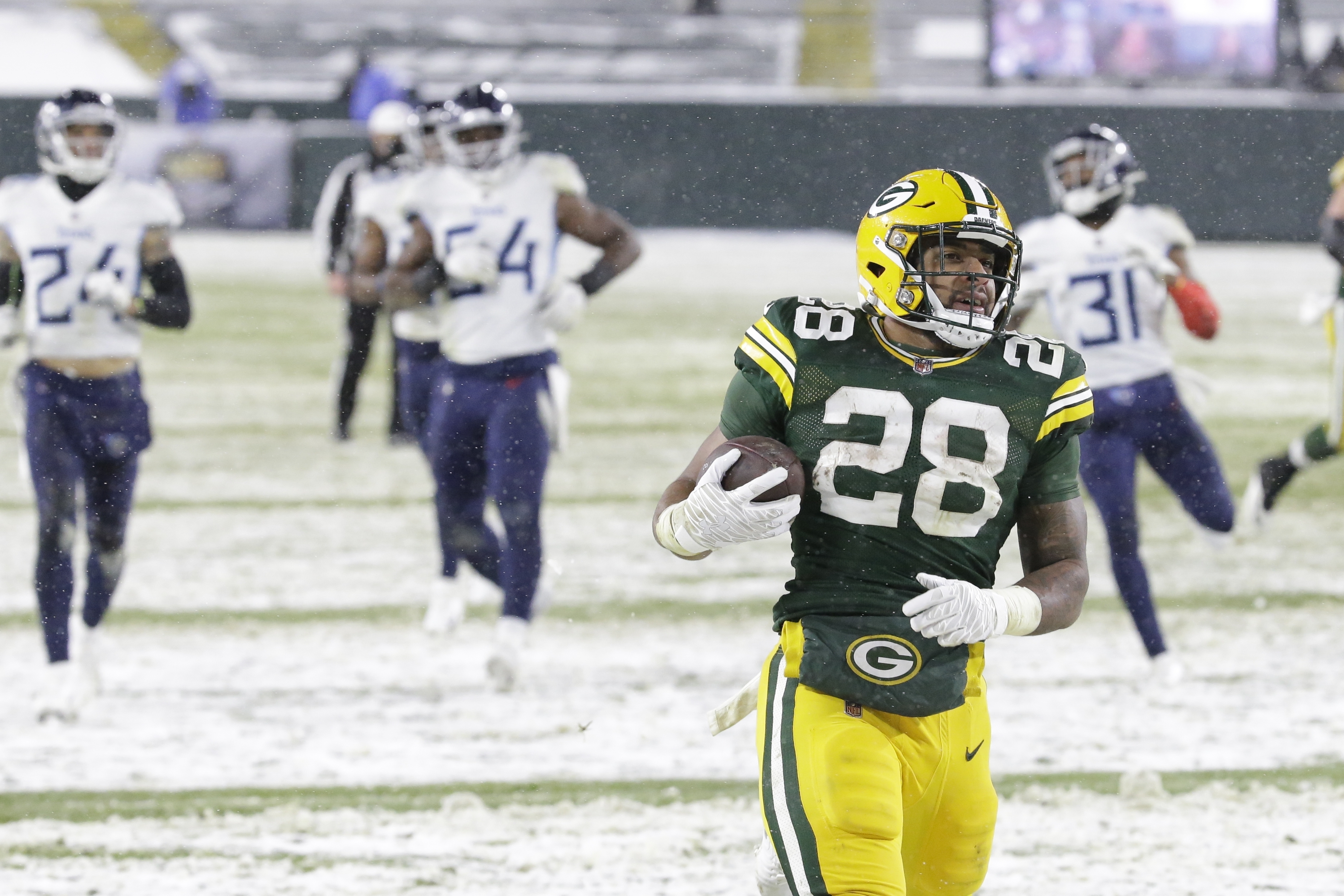 Adams shines in snow as Packers trounce Titans 40-14