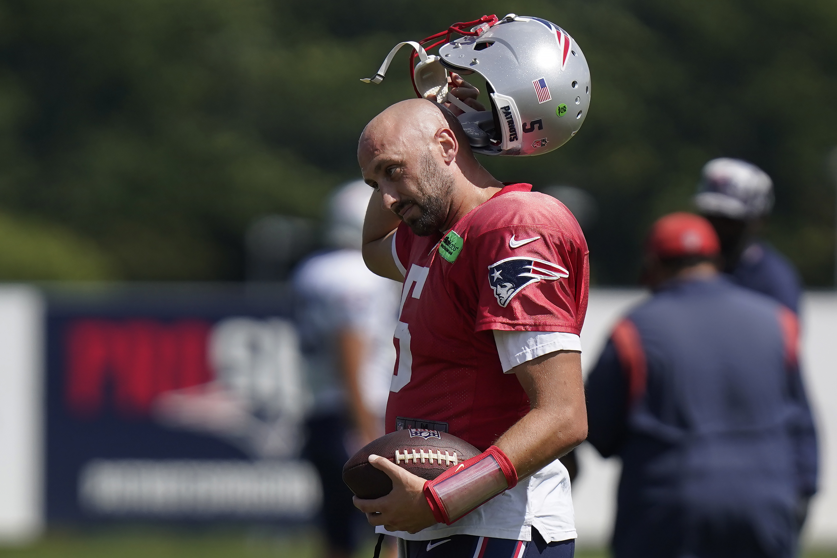 Belichick: Hoyer will start if Jones can't play vs. Packers