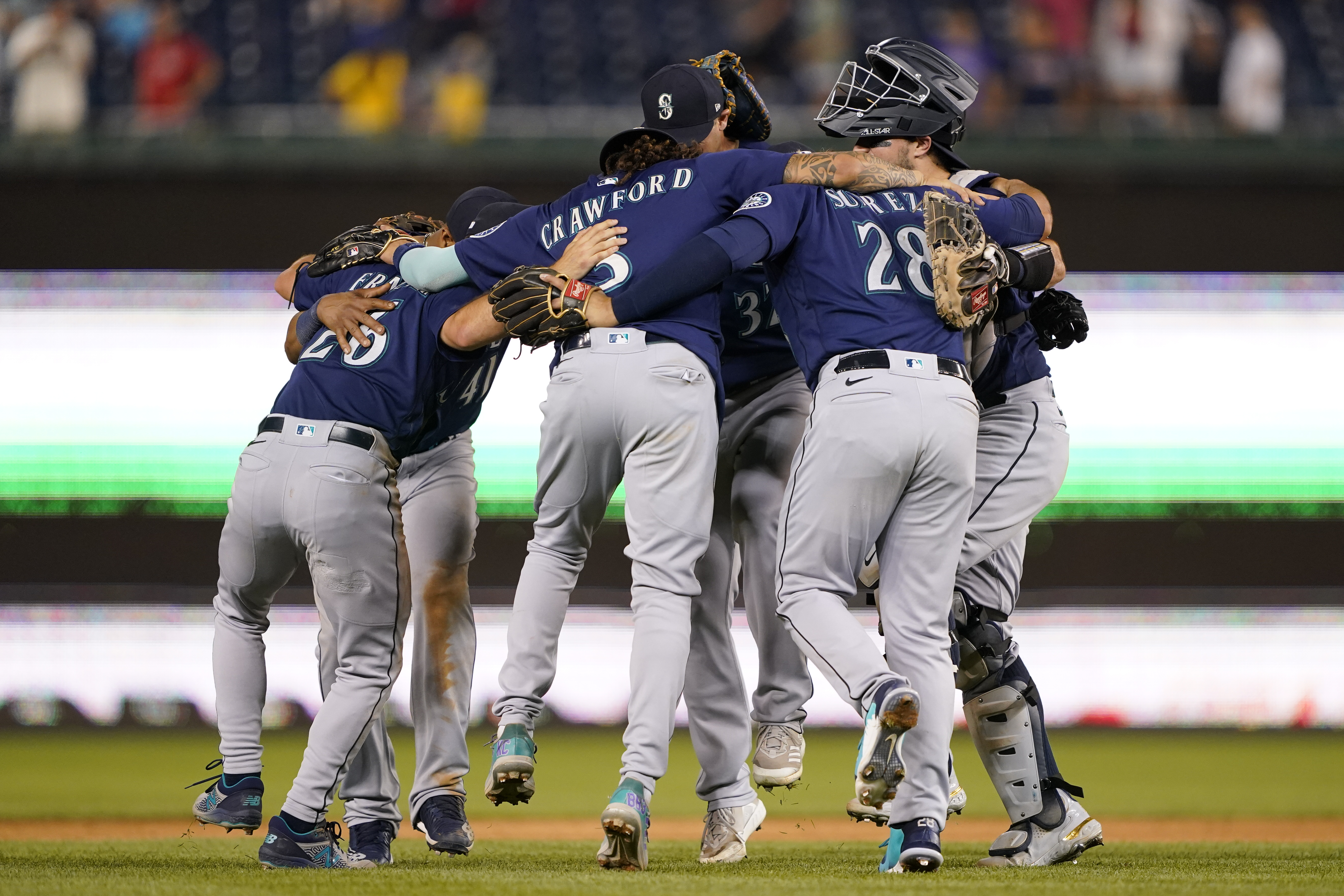 Cal Raleigh's homer jump-starts Mariners as they win seventh in row
