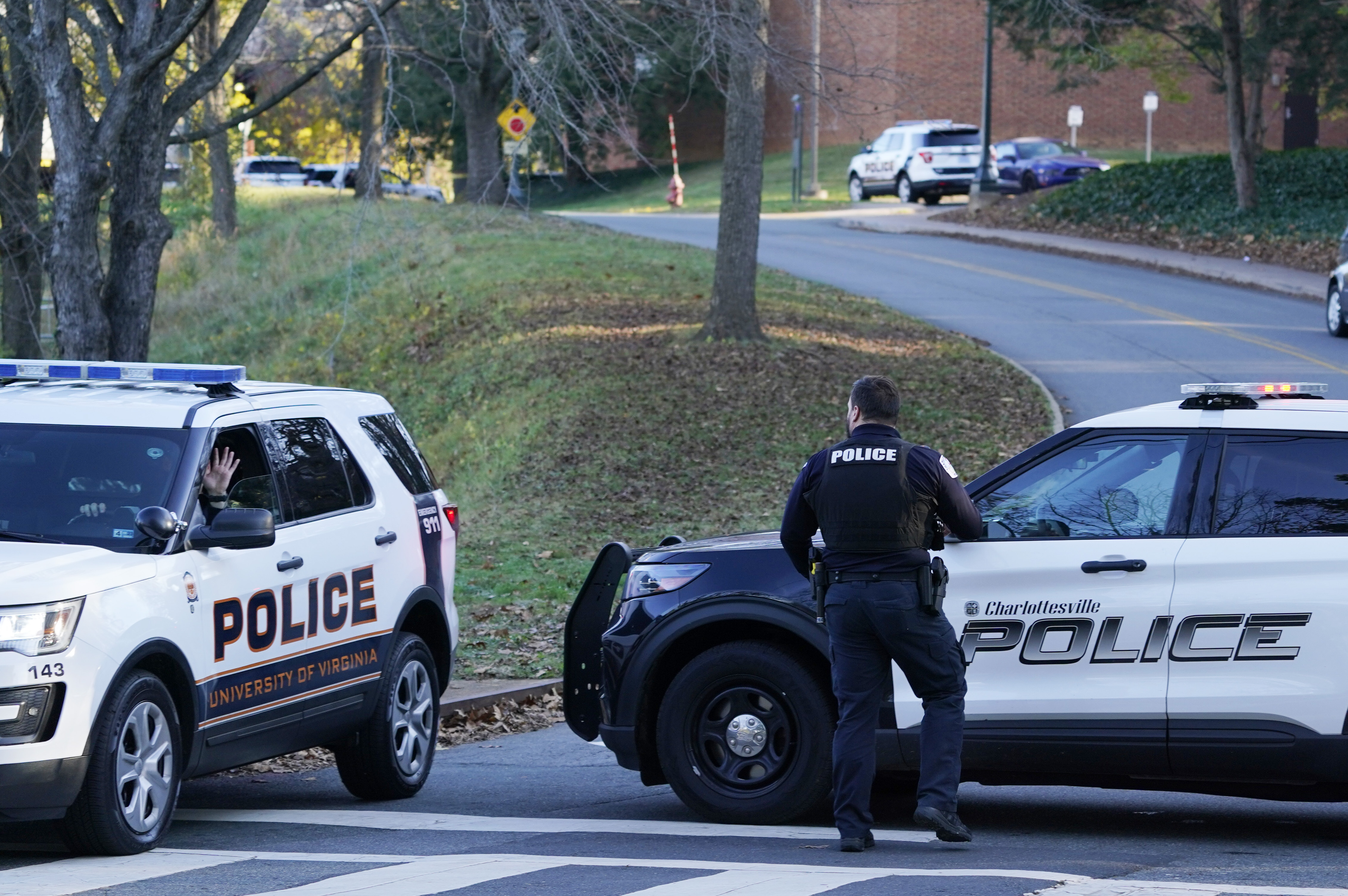 Police: 3 injured fleeing shooting at northern Virginia mall
