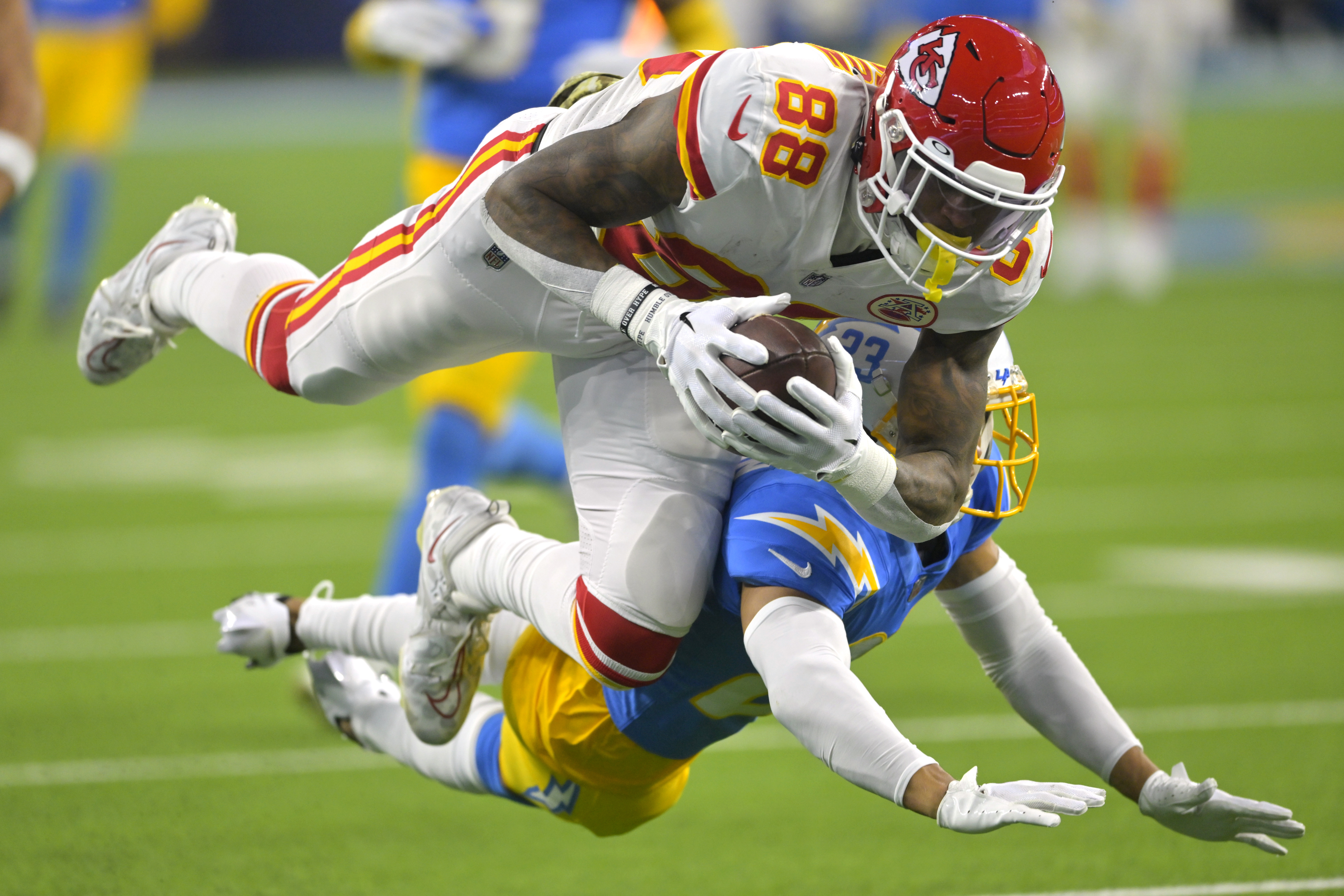 Kelce scores 3 touchdowns, Chiefs rally past Chargers 30-27