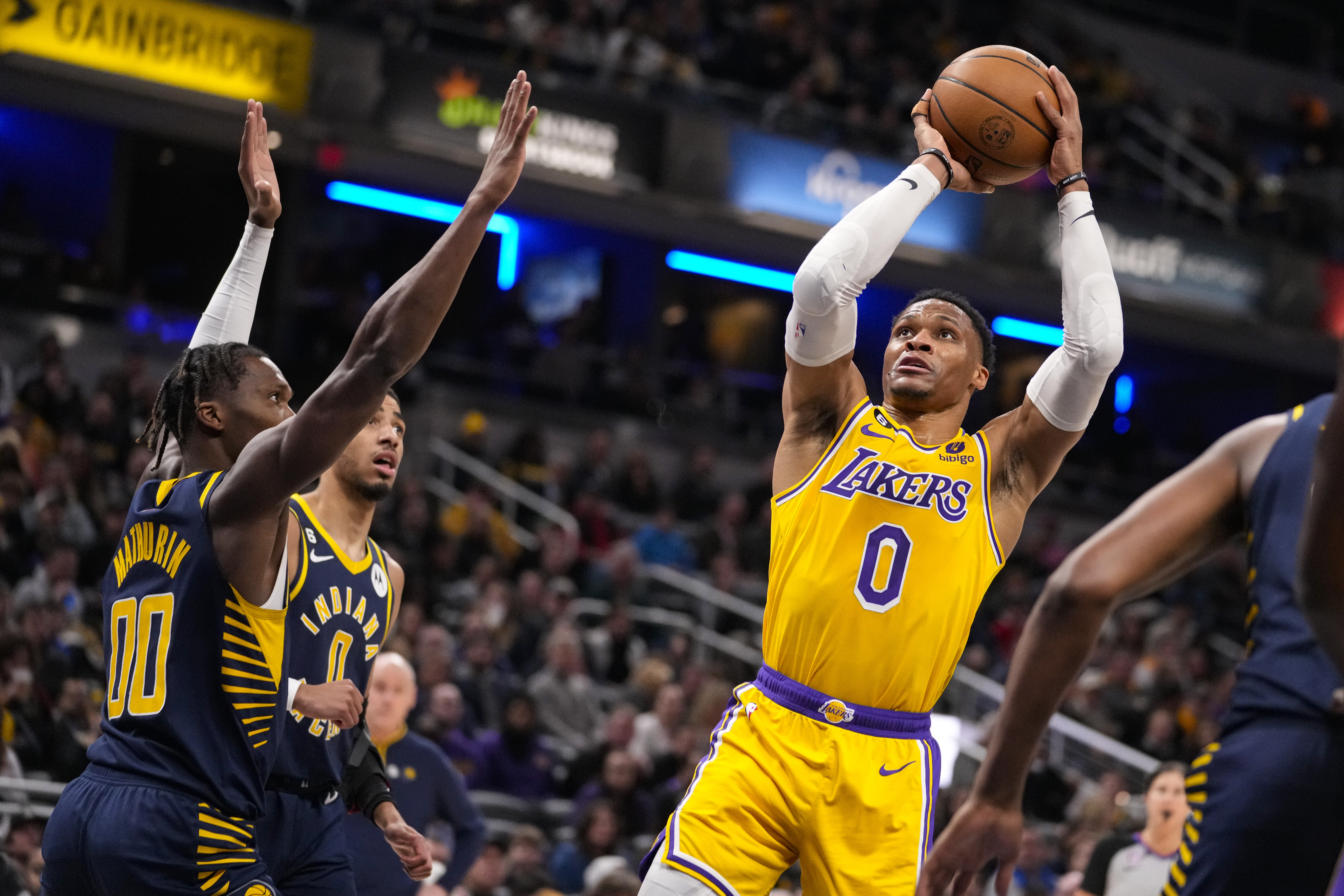 LeBron James closes in on scoring record as Lakers rally past Pacers -  Indianapolis News, Indiana Weather, Indiana Traffic, WISH-TV