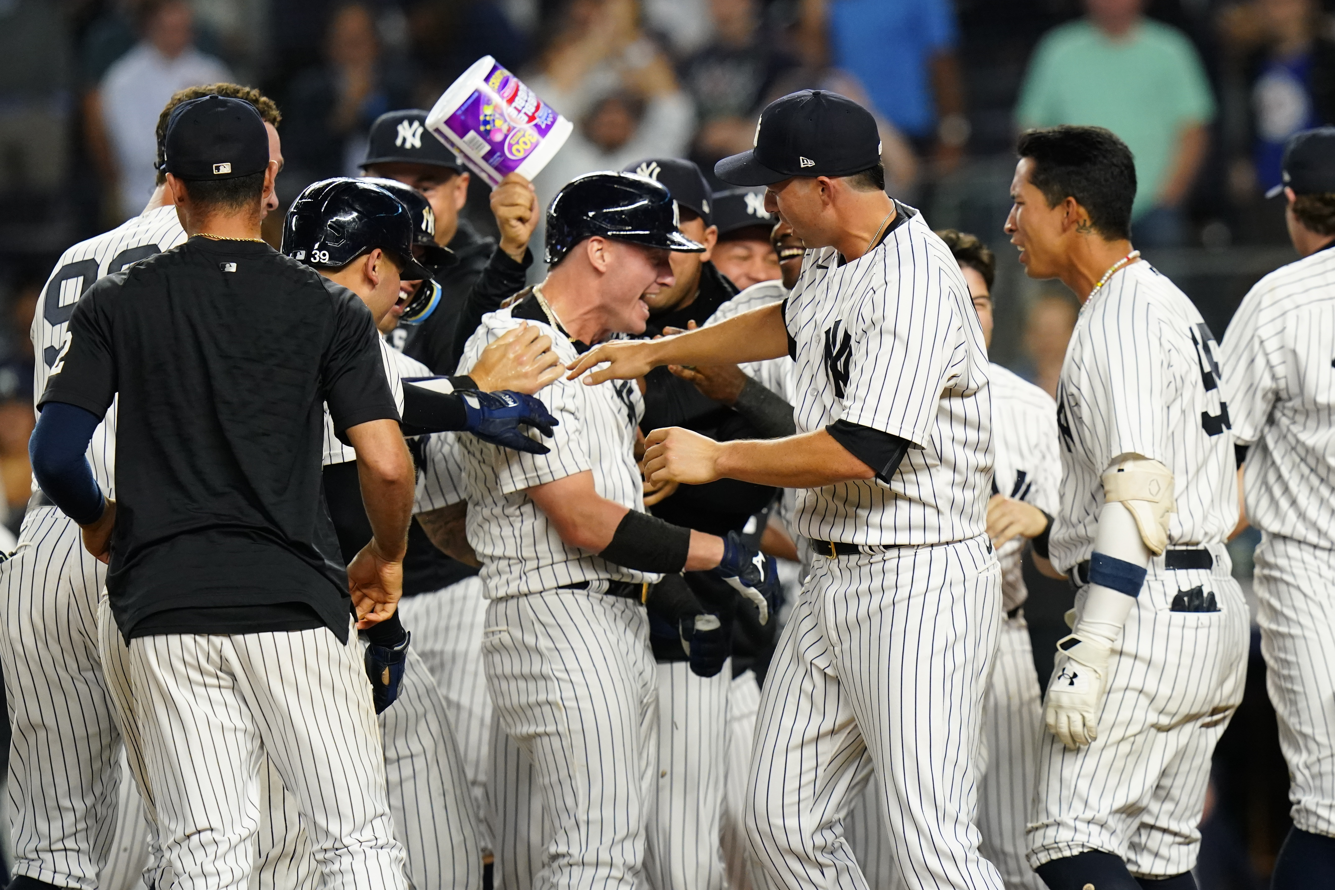 New York Yankees hit five home runs to beat Rangers, 10-1, Tuesday