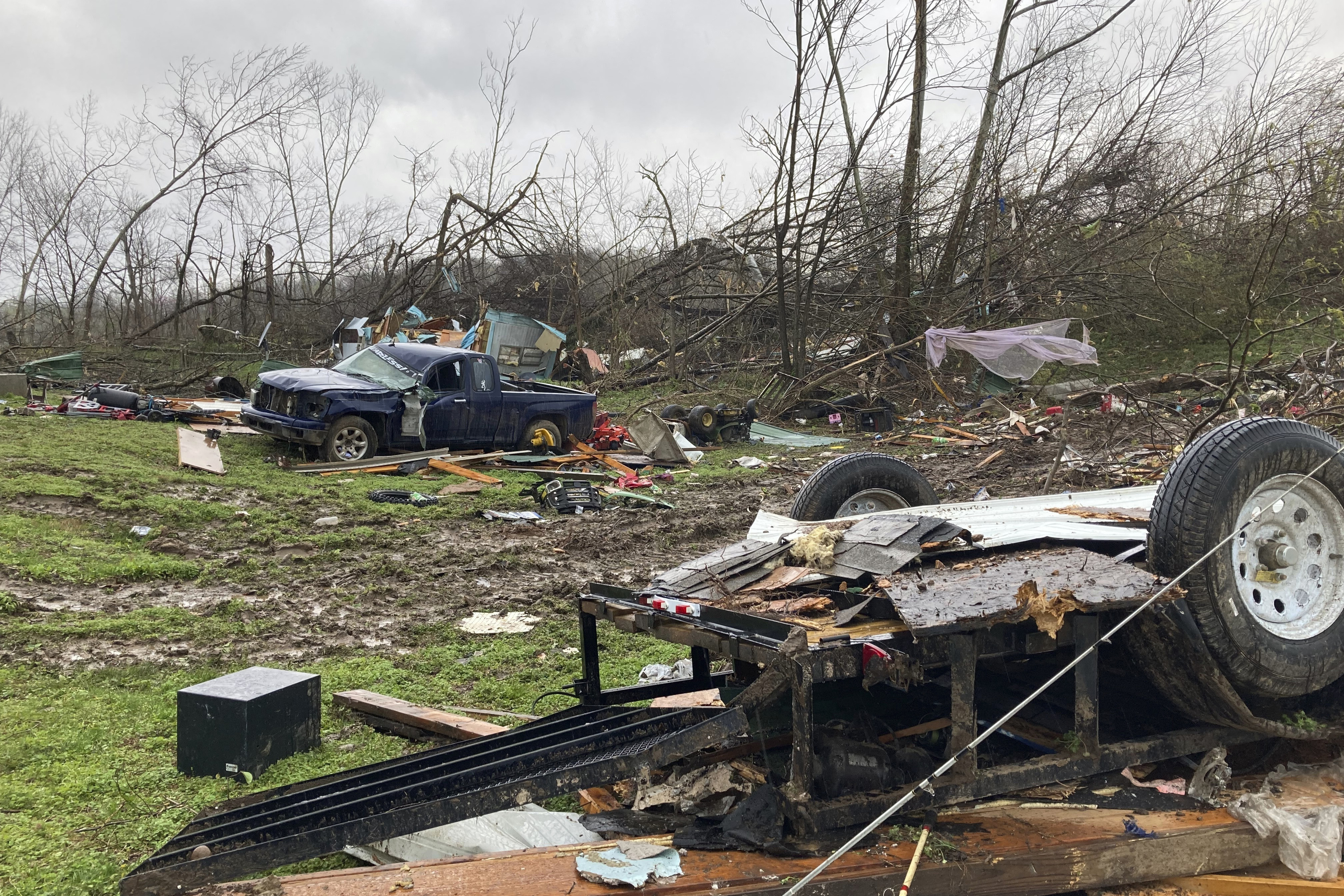 Teenagers in love among 5 lives lost in Missouri tornado