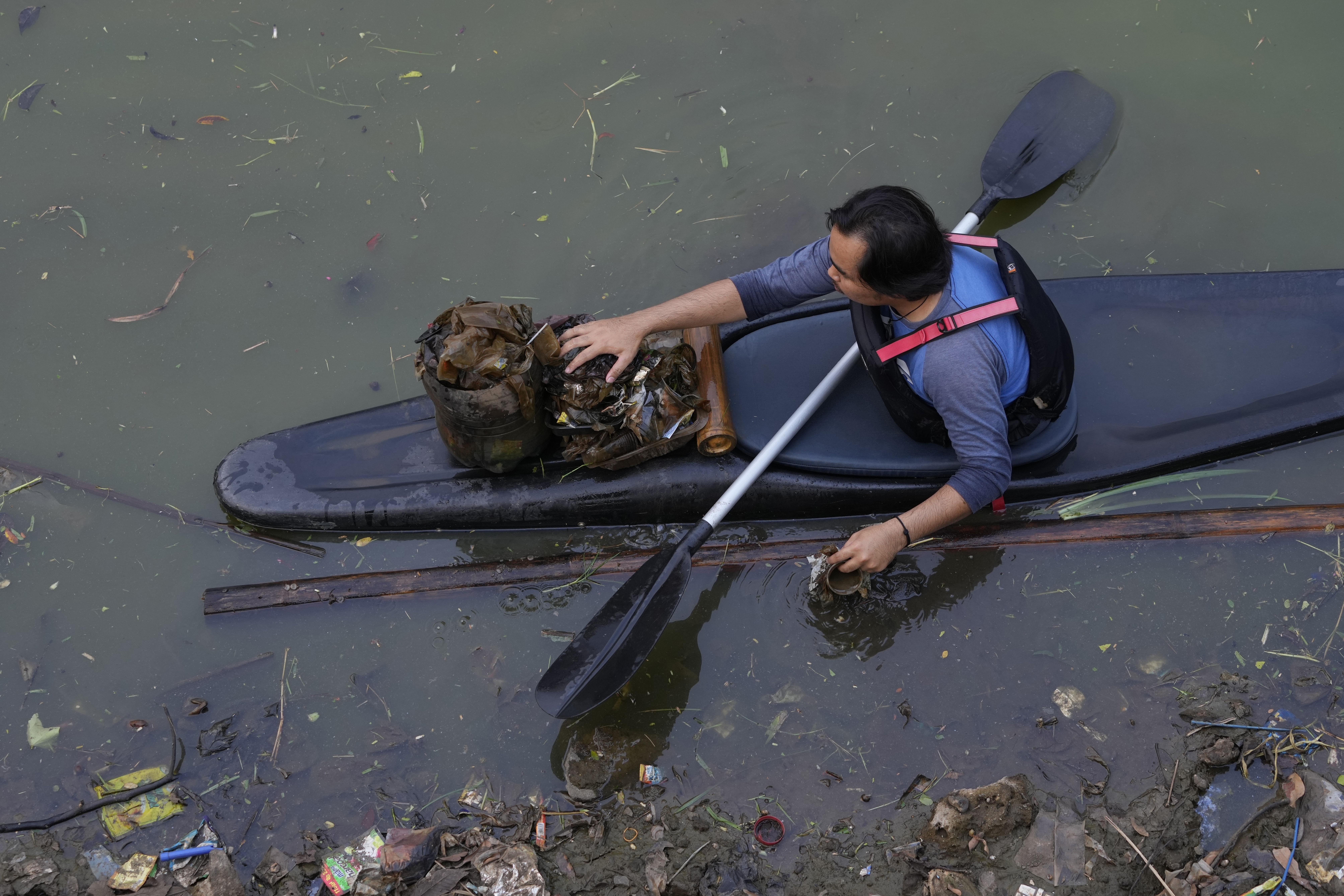 Indonesia's youth clean up trash from waterways, but more permanent  solutions are still elusive – WATE 6 On Your Side
