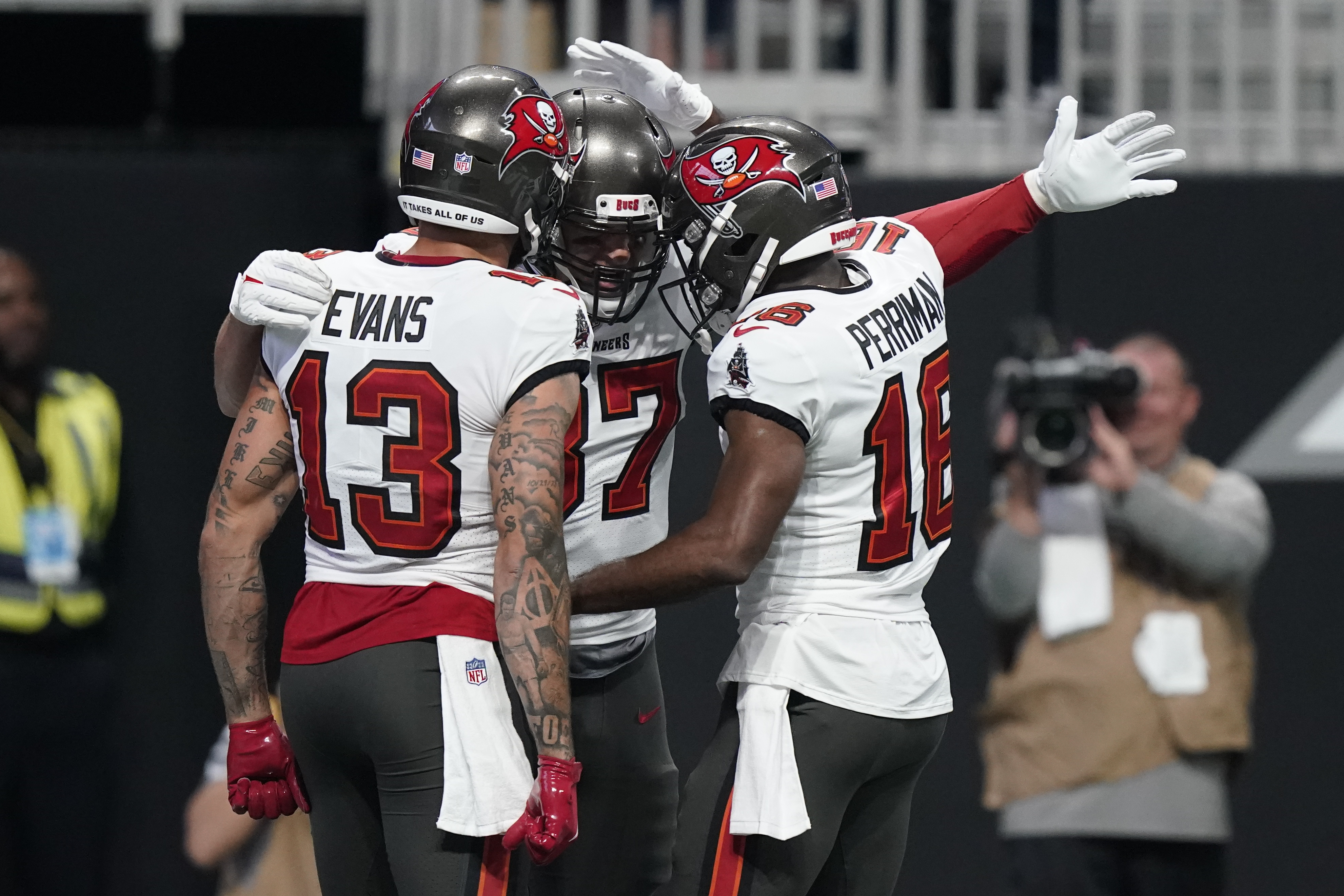 Brady throws for 368 yards, 4 TDs; Bucs beat Falcons 30-17