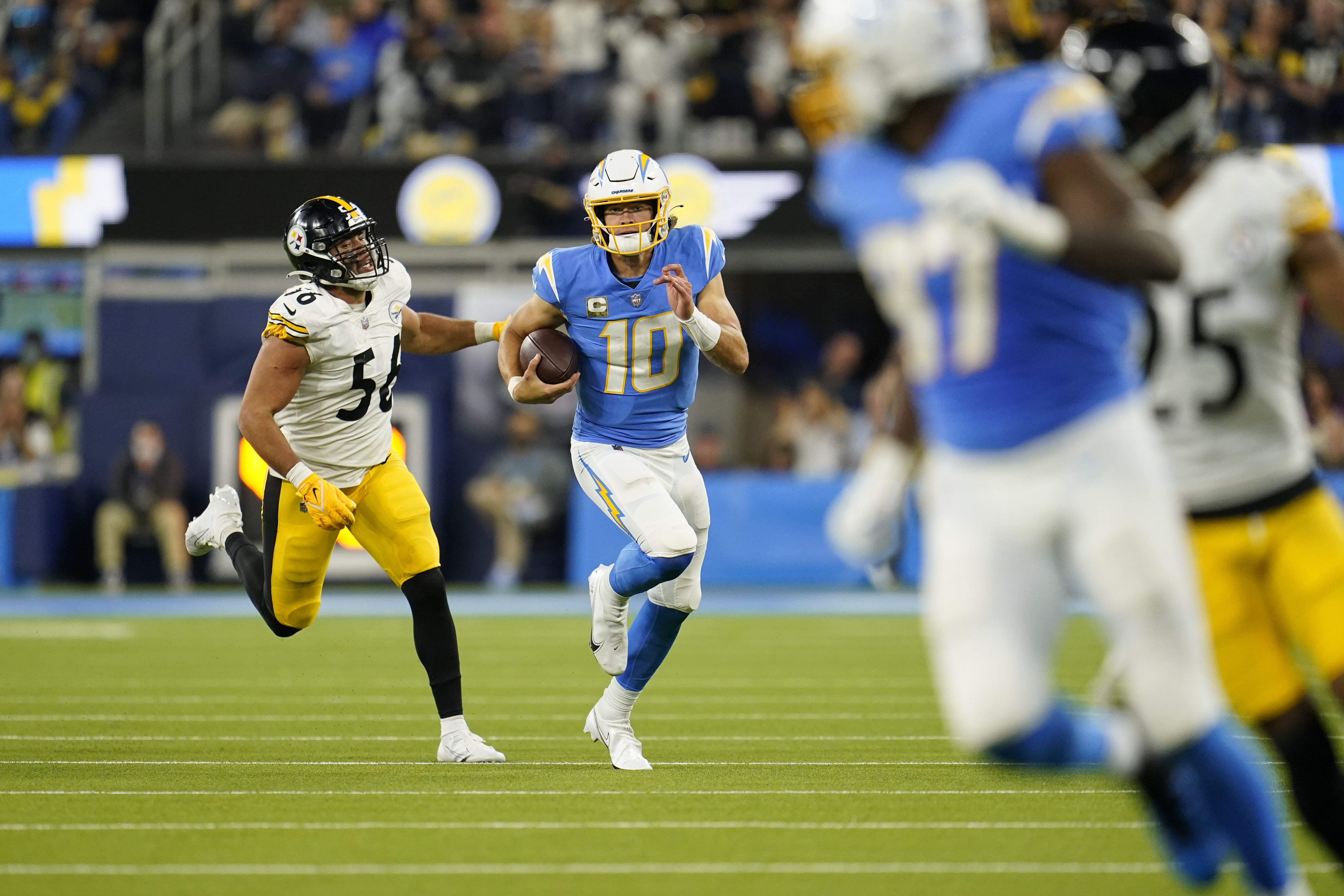 Justin Herbert throws for 382 yards, Chargers hold off Steelers