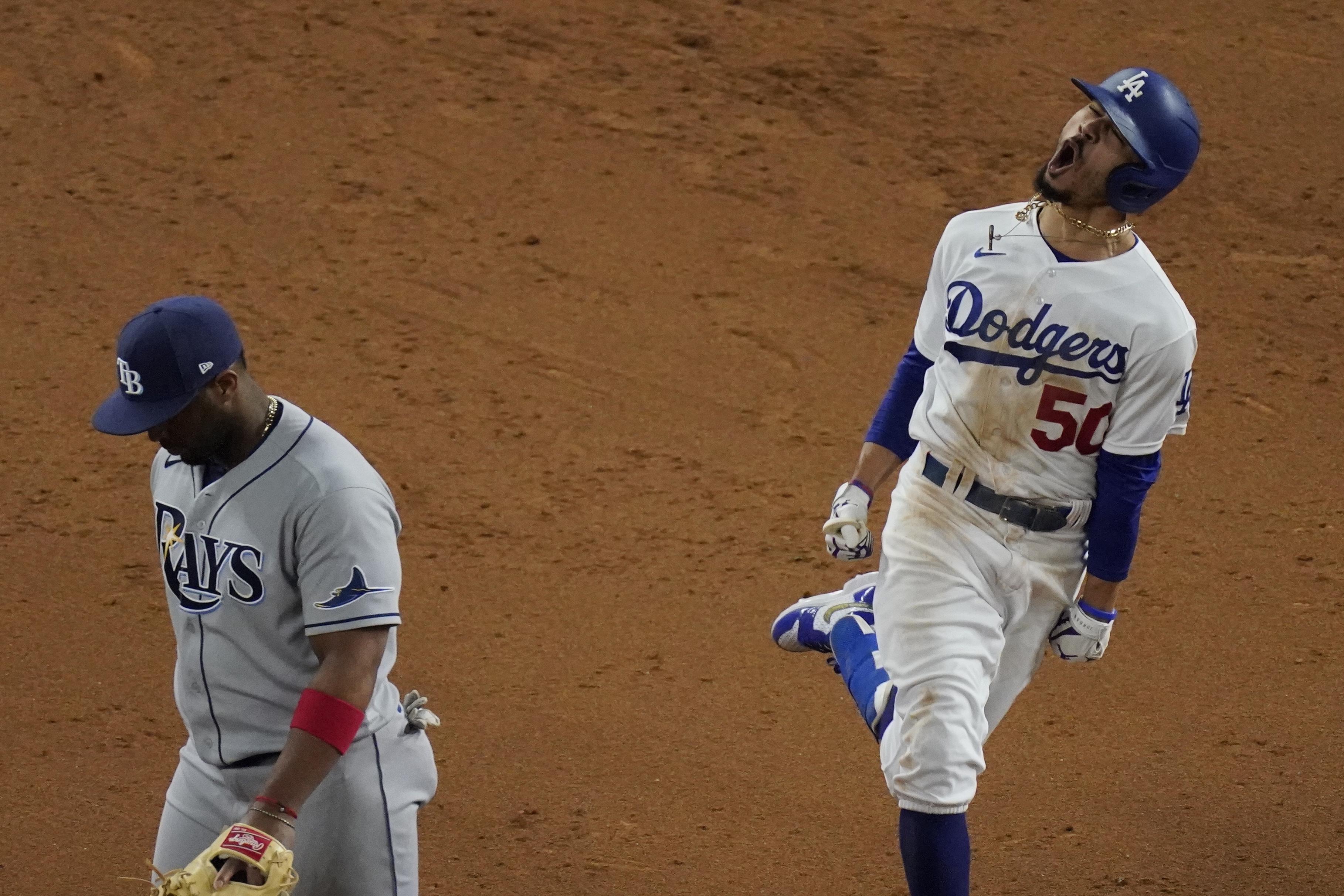 Willy Adames does Randy Arozarena pose after home run